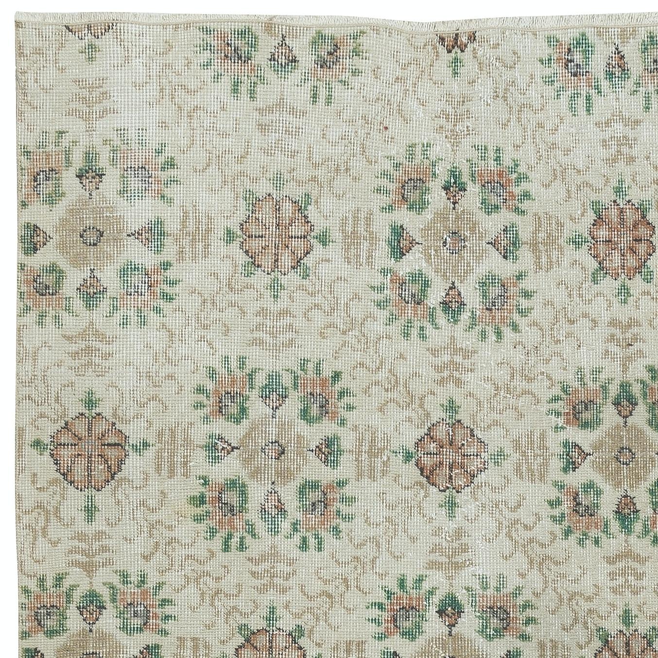 Turco 3.8x6.7 Ft Un esemplare unico di tappeto d'accento turco vintage fatto a mano con design floreale in vendita