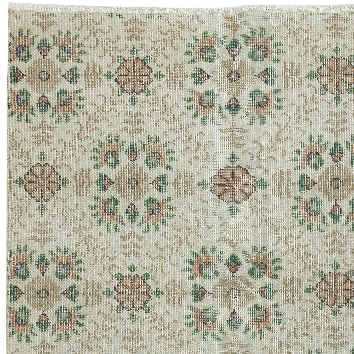 Turco 3.8x6.7 Ft Un esemplare unico di tappeto d'accento turco vintage fatto a mano con design floreale in vendita