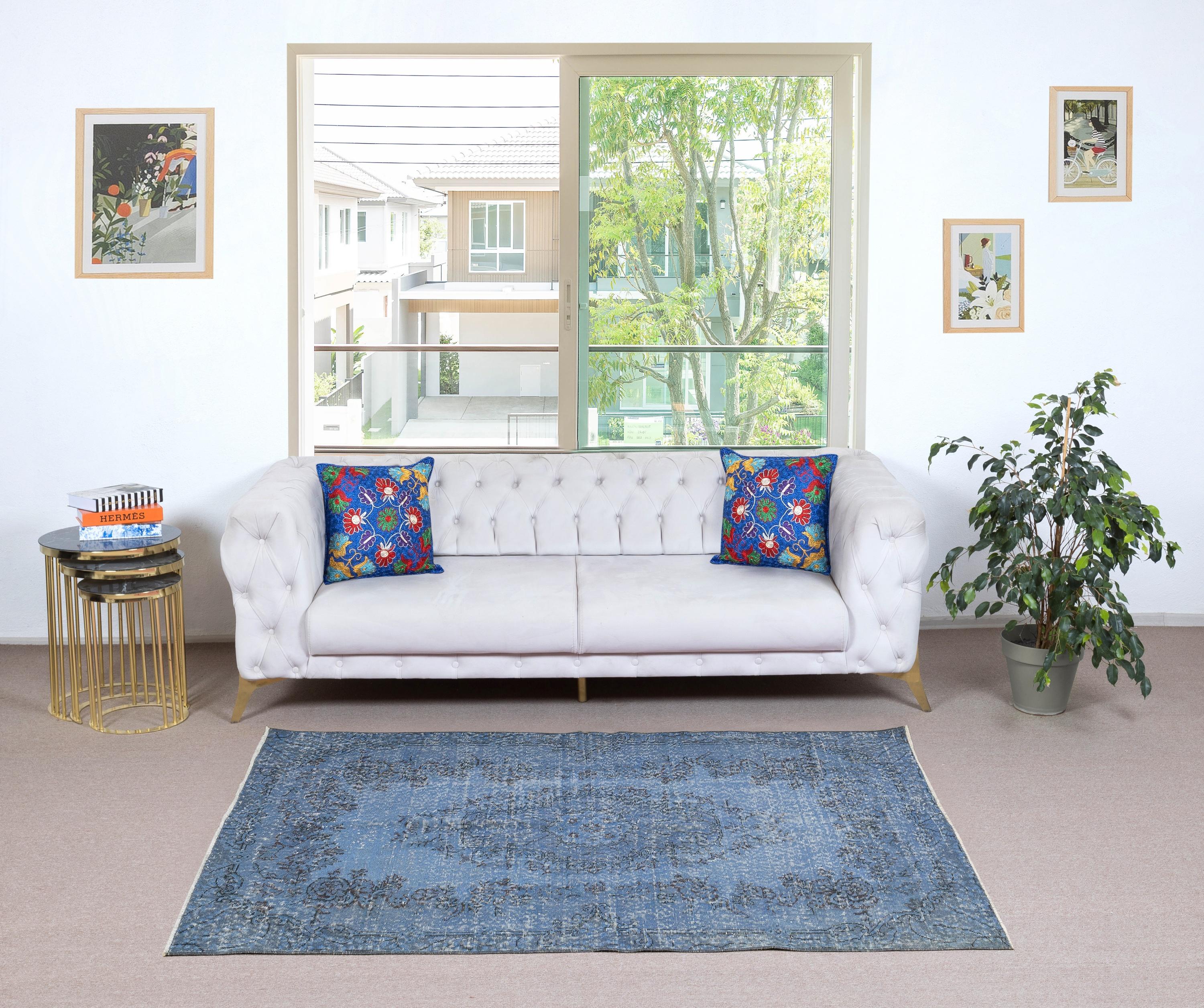 Unsere gefärbten Teppiche sind allesamt handgeknüpfte türkische Vintage-Teppiche, die in unserer Werkstatt sorgfältig restauriert und neu gestaltet wurden, damit sie zu einer breiten Palette von Einrichtungsstilen passen - von modern und