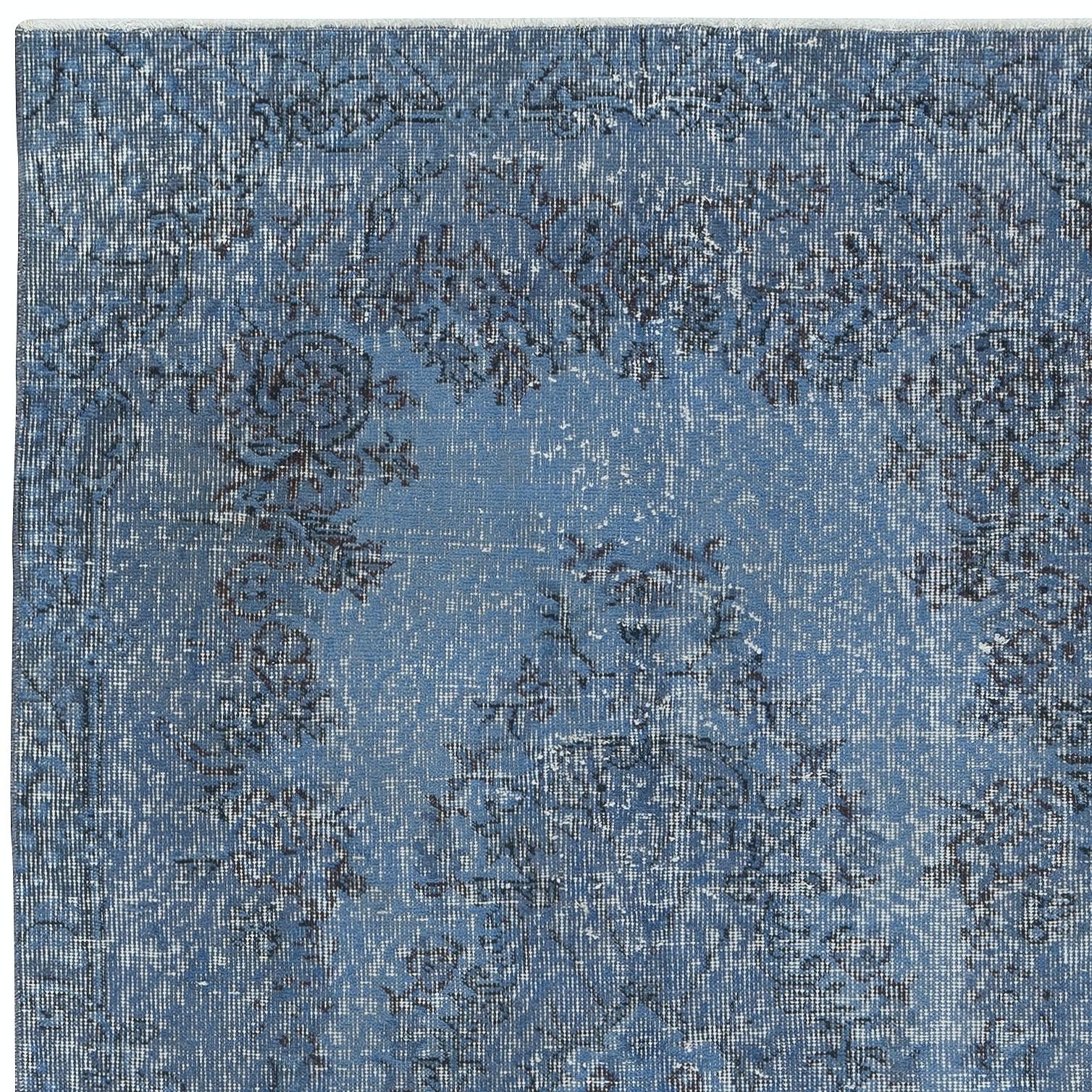 3.8x6.7 Ft Overdyed Blauer Teppich. Handgefertigter türkischer Vintage-Teppich für das Wohnzimmer (Handgeknüpft) im Angebot