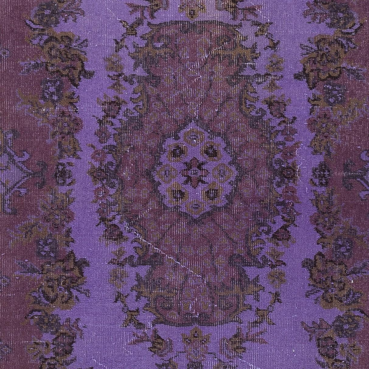 Annodato a mano Tappeto d'accento turco vintage 3.8x6.7 Ft tinto in viola per interni moderni in vendita