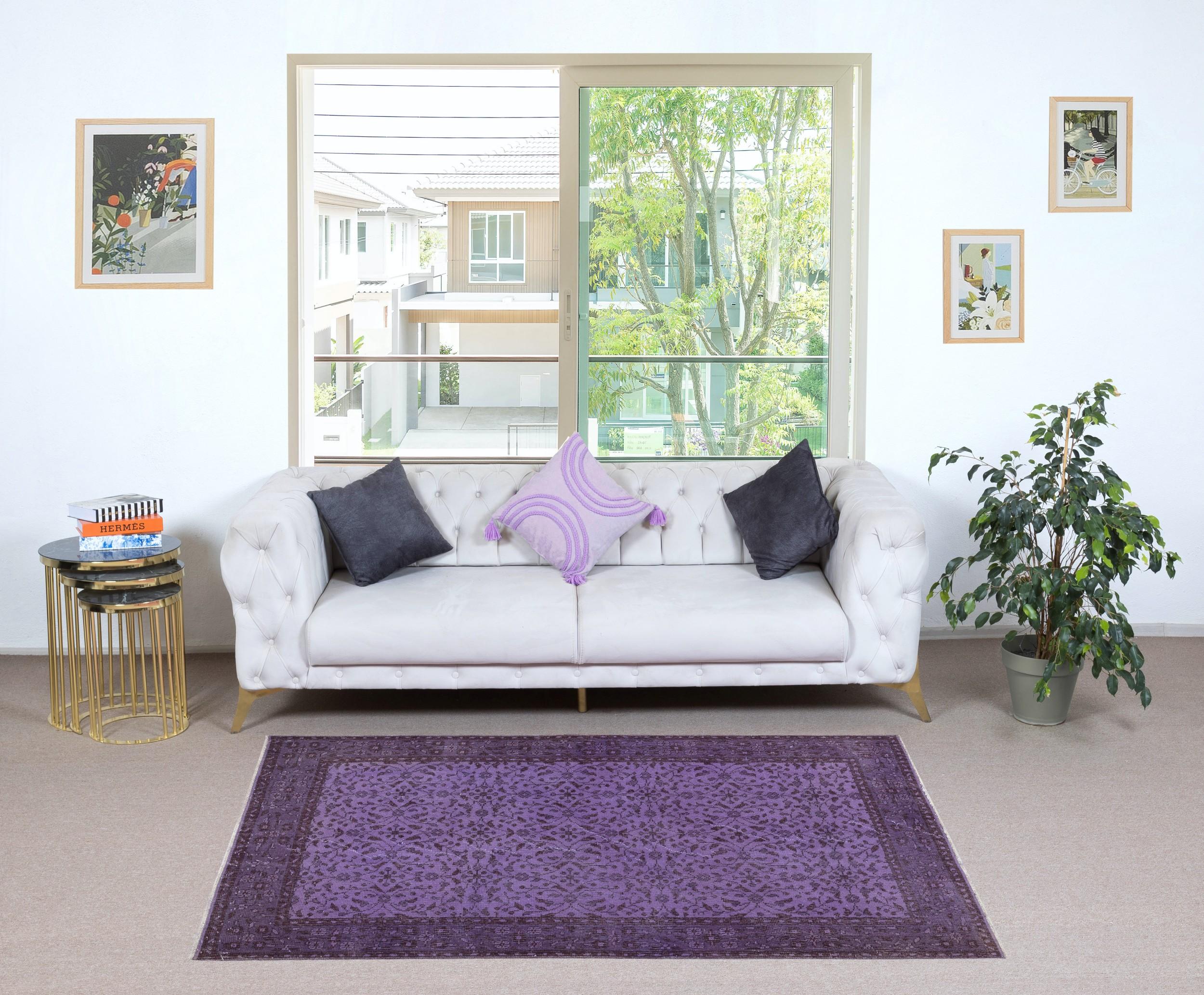 Nuestras alfombras sobreteñidas son todas piezas vintage anudadas a mano que se recrean en nuestro taller para atender a una gama más amplia de opciones de interiorismo, desde moderno a costero, desde industrial a rústico/cottage. Estas alfombras de