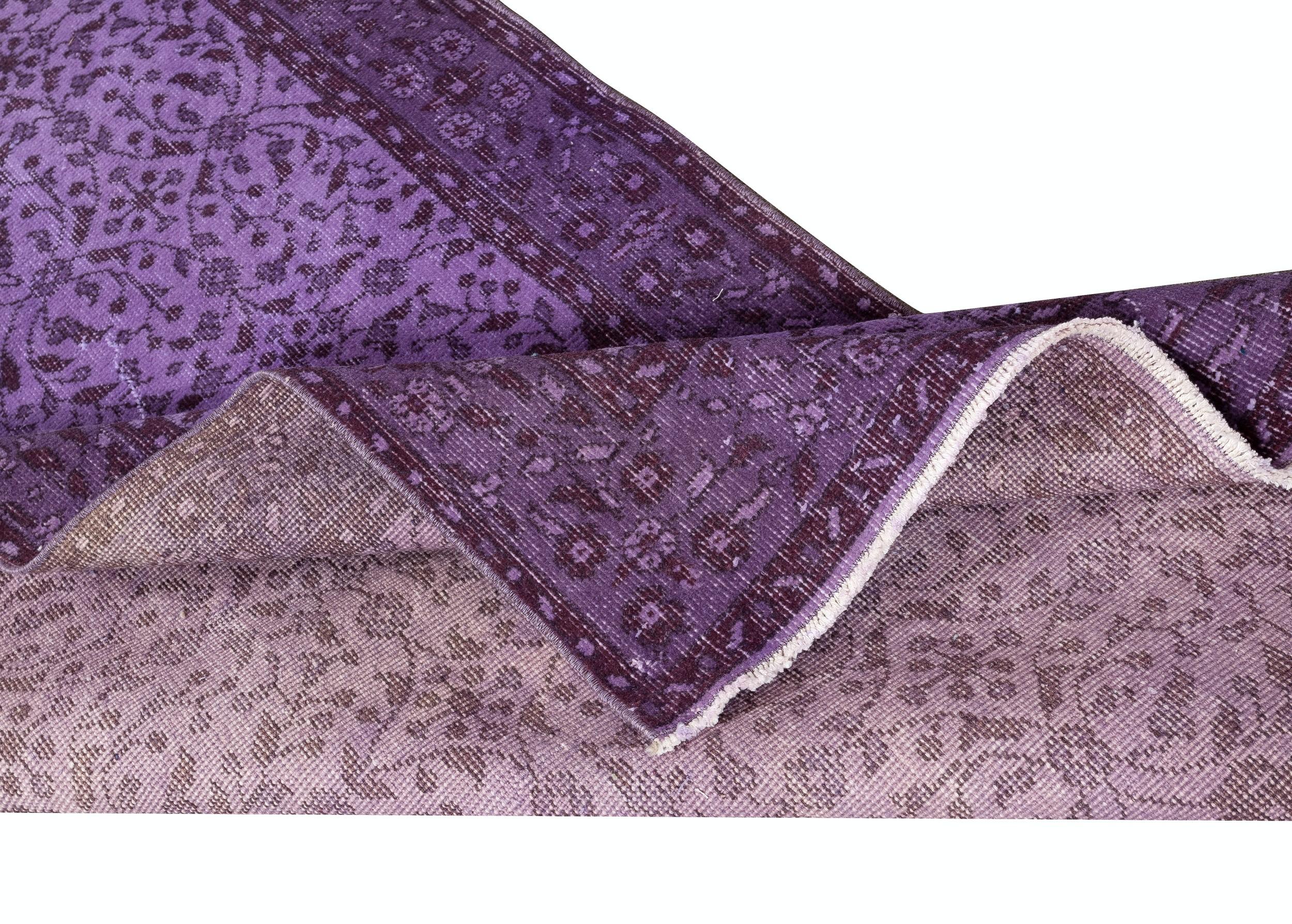 Alfombra floral contemporánea de color morado, anudada a mano en Turquía Moderno en venta