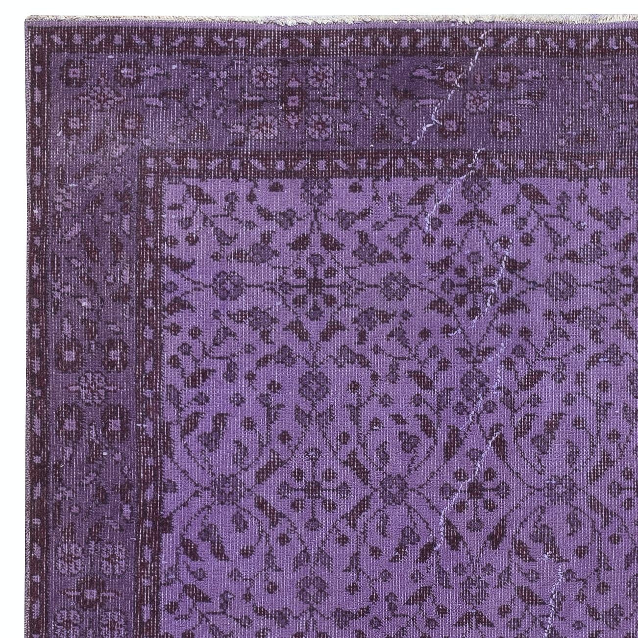 Alfombra floral contemporánea de color morado, anudada a mano en Turquía Turco en venta