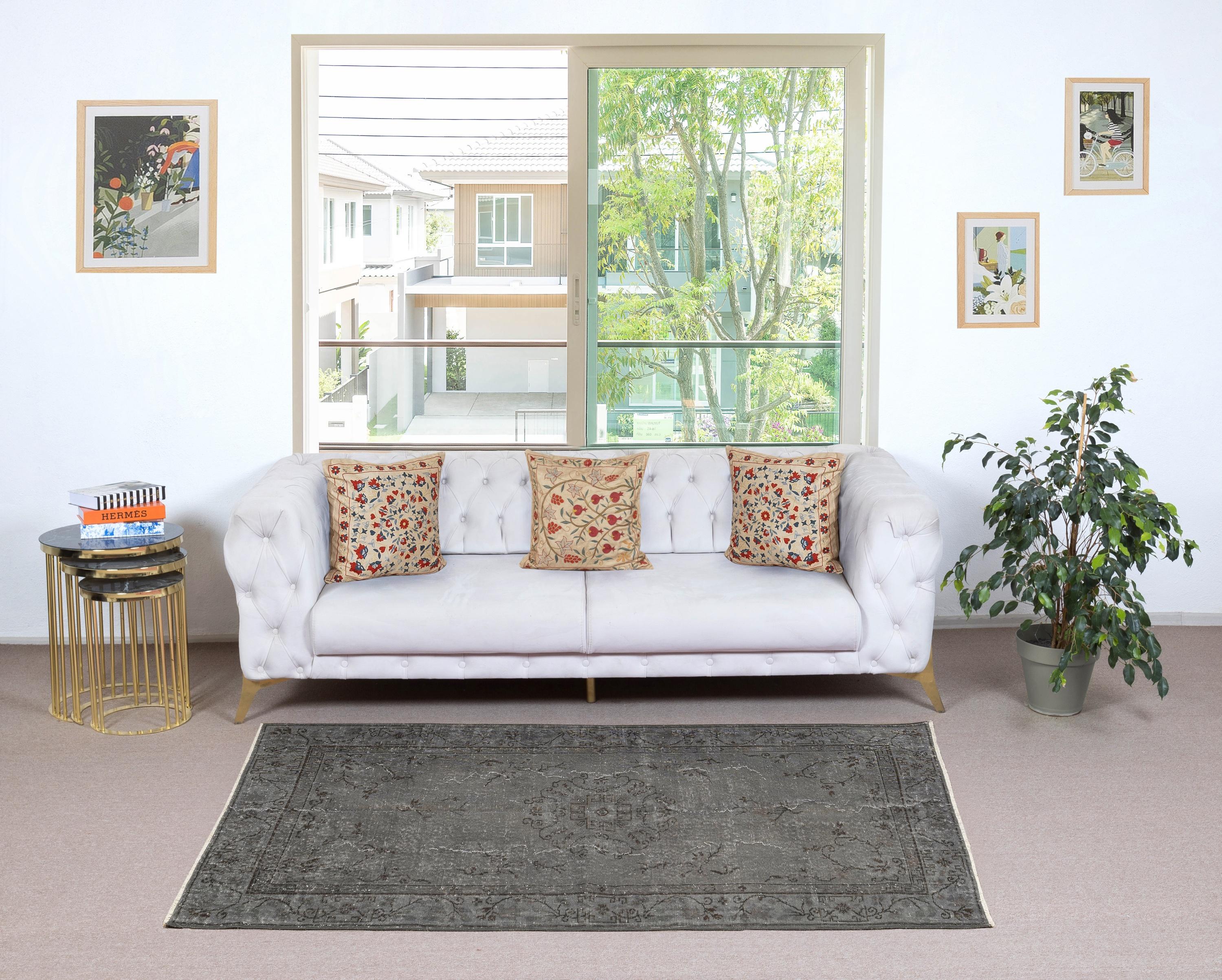 Nuestras alfombras teñidas son alfombras turcas vintage anudadas a mano, cuidadosamente restauradas y reimaginadas en nuestro taller para adaptarse a una amplia gama de estilos de interiorismo, desde el moderno y minimalista hasta el costero,