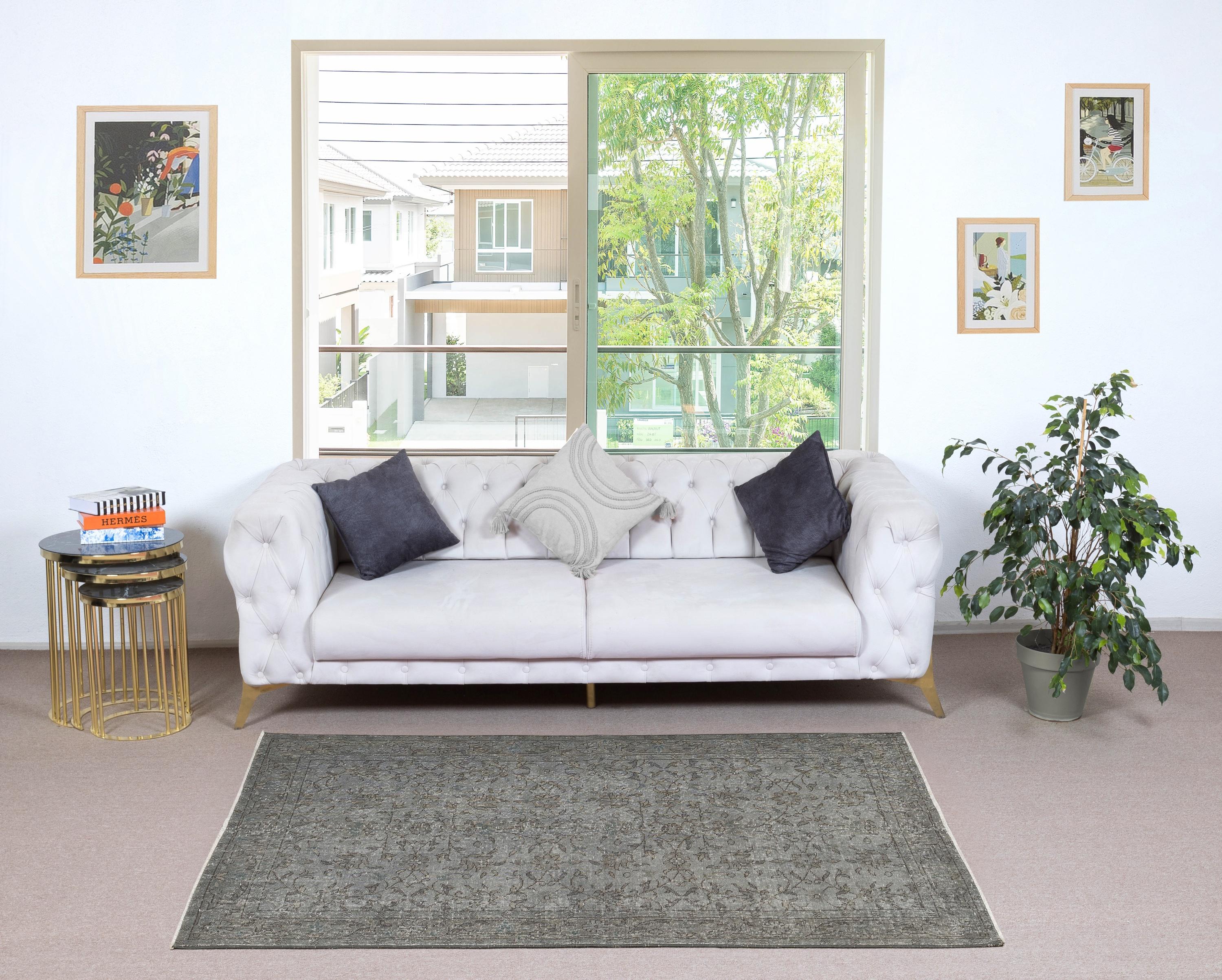 Unsere gefärbten Teppiche sind allesamt handgeknüpfte türkische Vintage-Teppiche, die in unserer Werkstatt sorgfältig restauriert und neu gestaltet wurden, damit sie zu einer breiten Palette von Einrichtungsstilen passen - von modern und