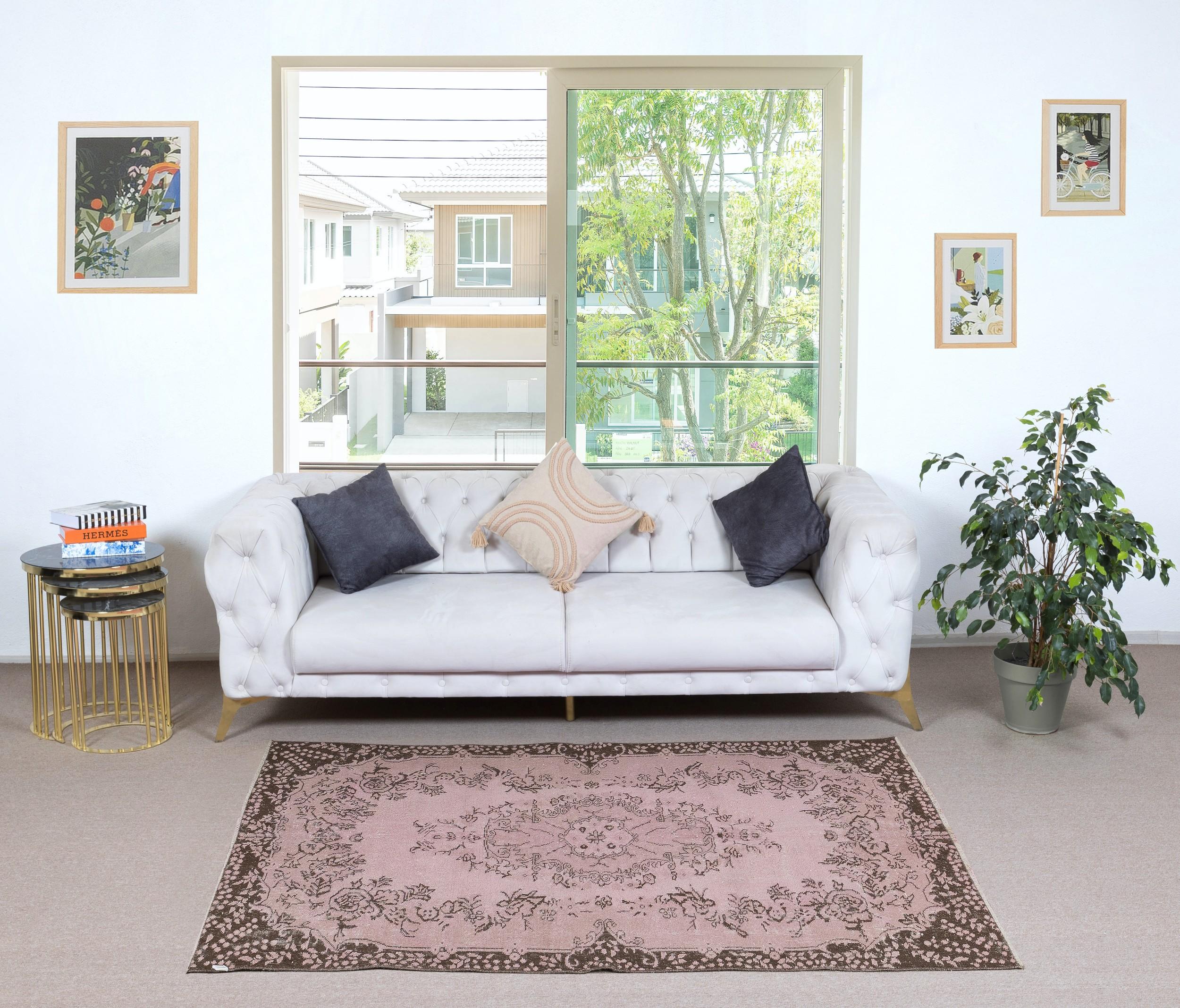 Nos tapis surteints sont tous des pièces vintage nouées à la main qui sont recréées dans notre atelier pour répondre à un plus large éventail de choix de décoration intérieure, du moderne au côtier, de l'industriel au rustique/cottage. Ces tapis