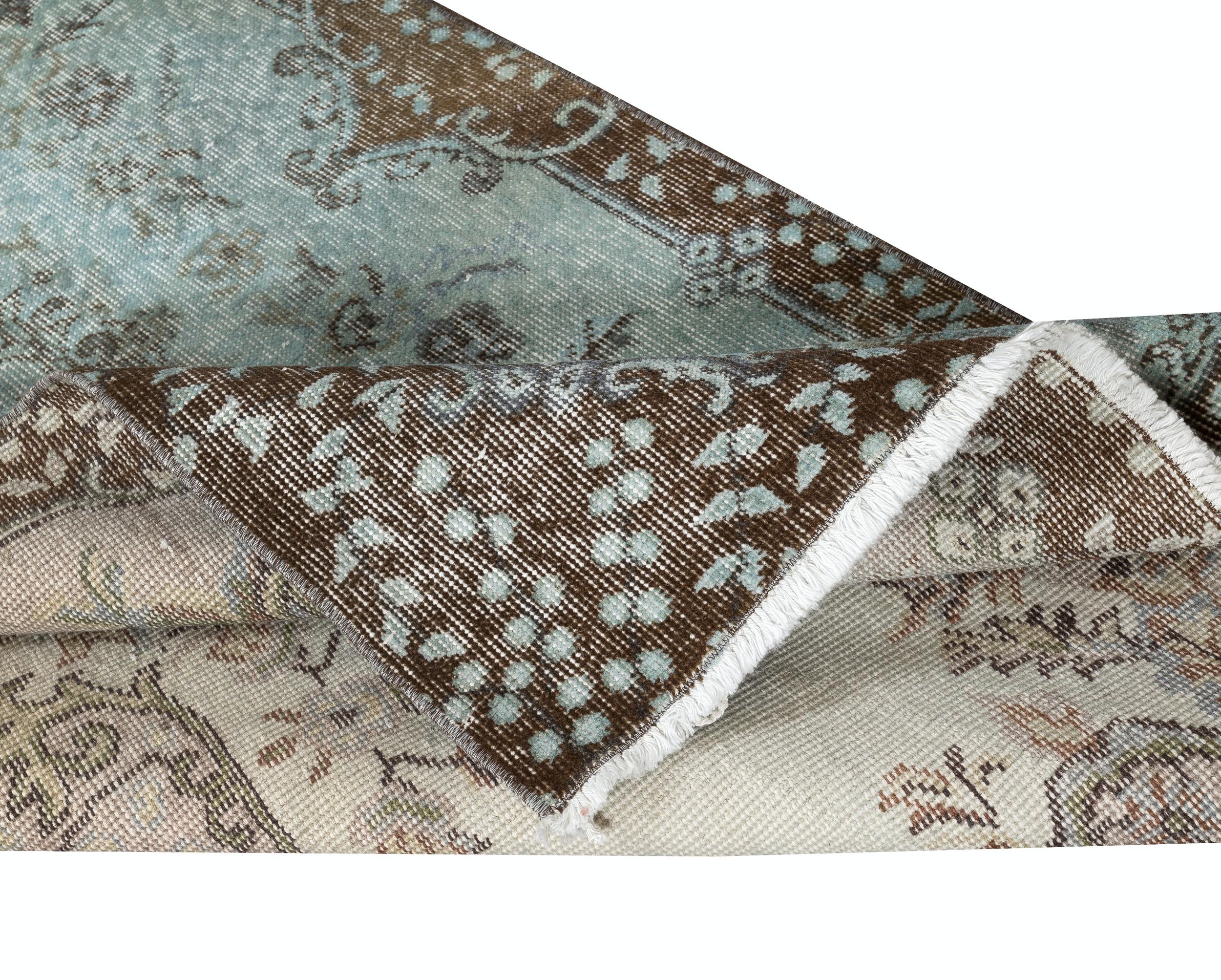 Moderno 3.8x6.8 Ft Tappeto con design a medaglione di colore blu chiaro. Tappeto d'accento turco fatto a mano in vendita