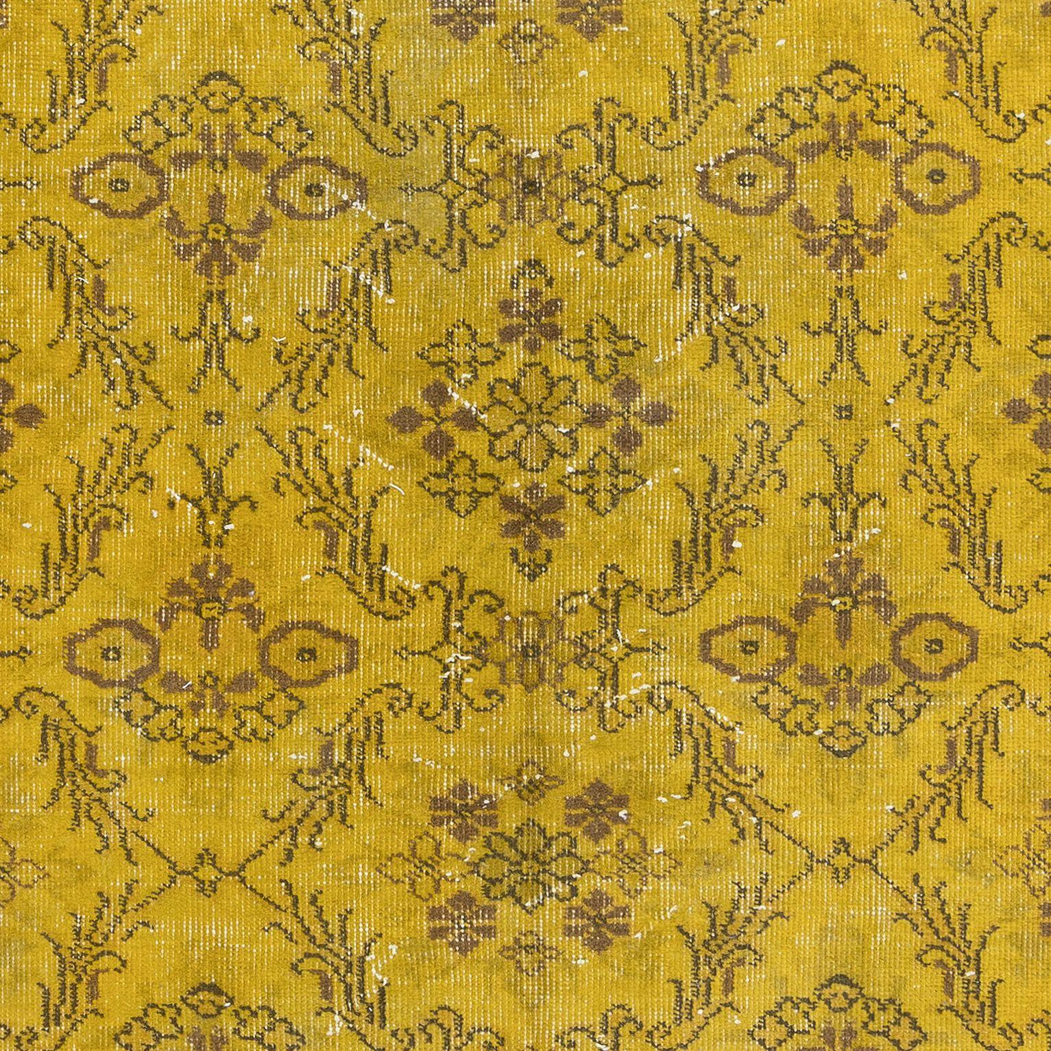 Moderno Tappeto turco floreale di piccole dimensioni fatto a mano, 3.8x6.8 Ft, tappeto tinto in giallo in vendita