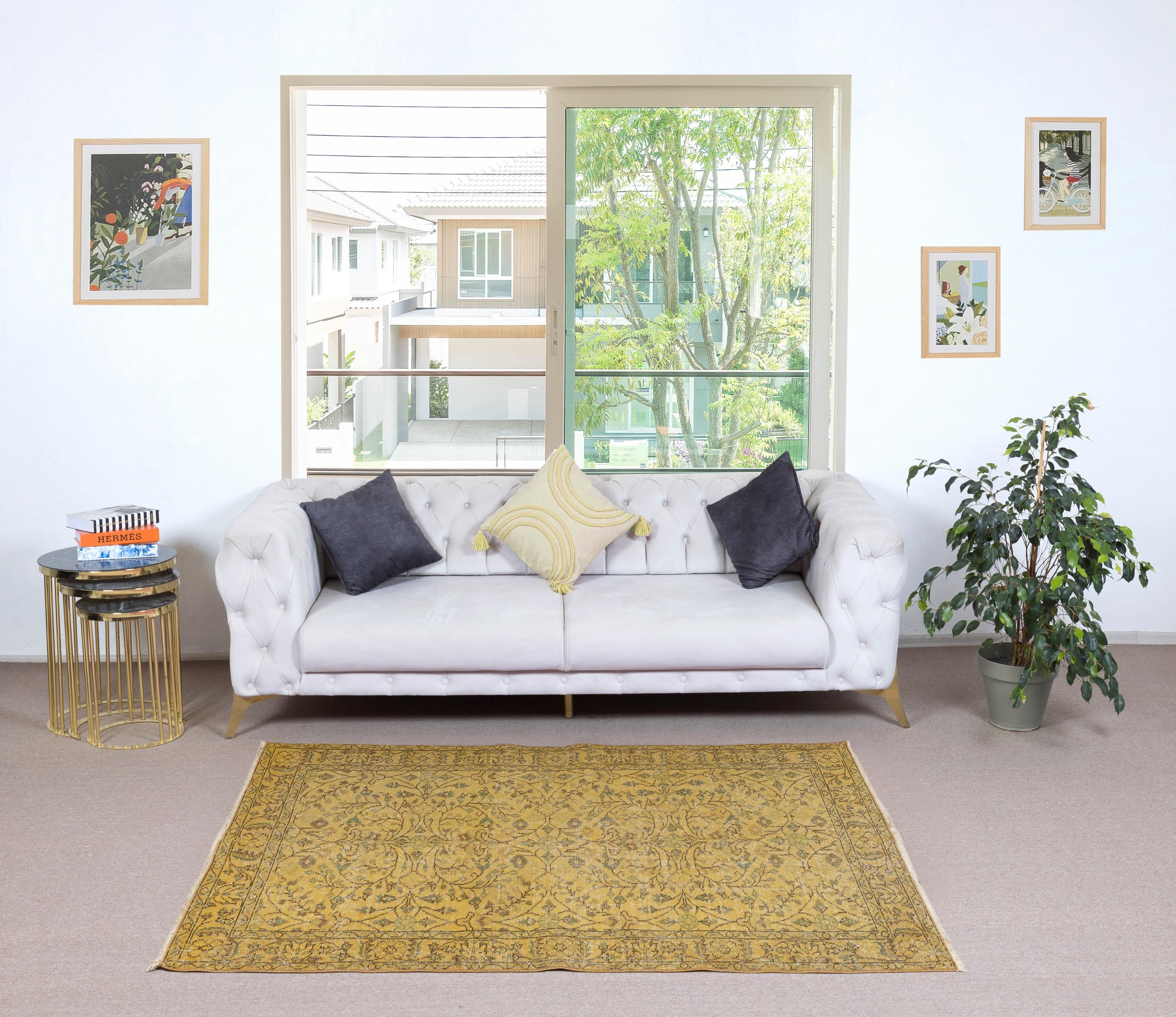 Unsere gefärbten Teppiche sind allesamt handgeknüpfte türkische Vintage-Teppiche, die in unserer Werkstatt sorgfältig restauriert und neu gestaltet wurden, damit sie zu einer breiten Palette von Einrichtungsstilen passen - von modern und