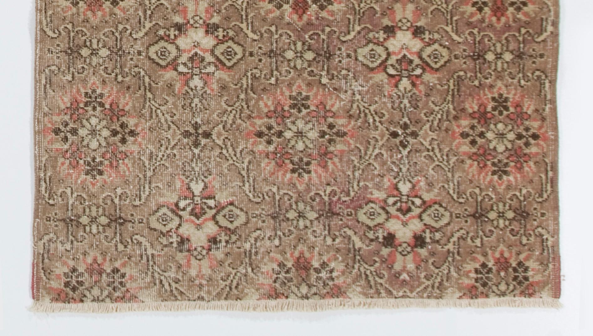 3.8x6,8 Ft Handgefertigter türkischer Vintage-Teppich mit floralem Design in Korallenrosa und Taupe (Moderne der Mitte des Jahrhunderts) im Angebot
