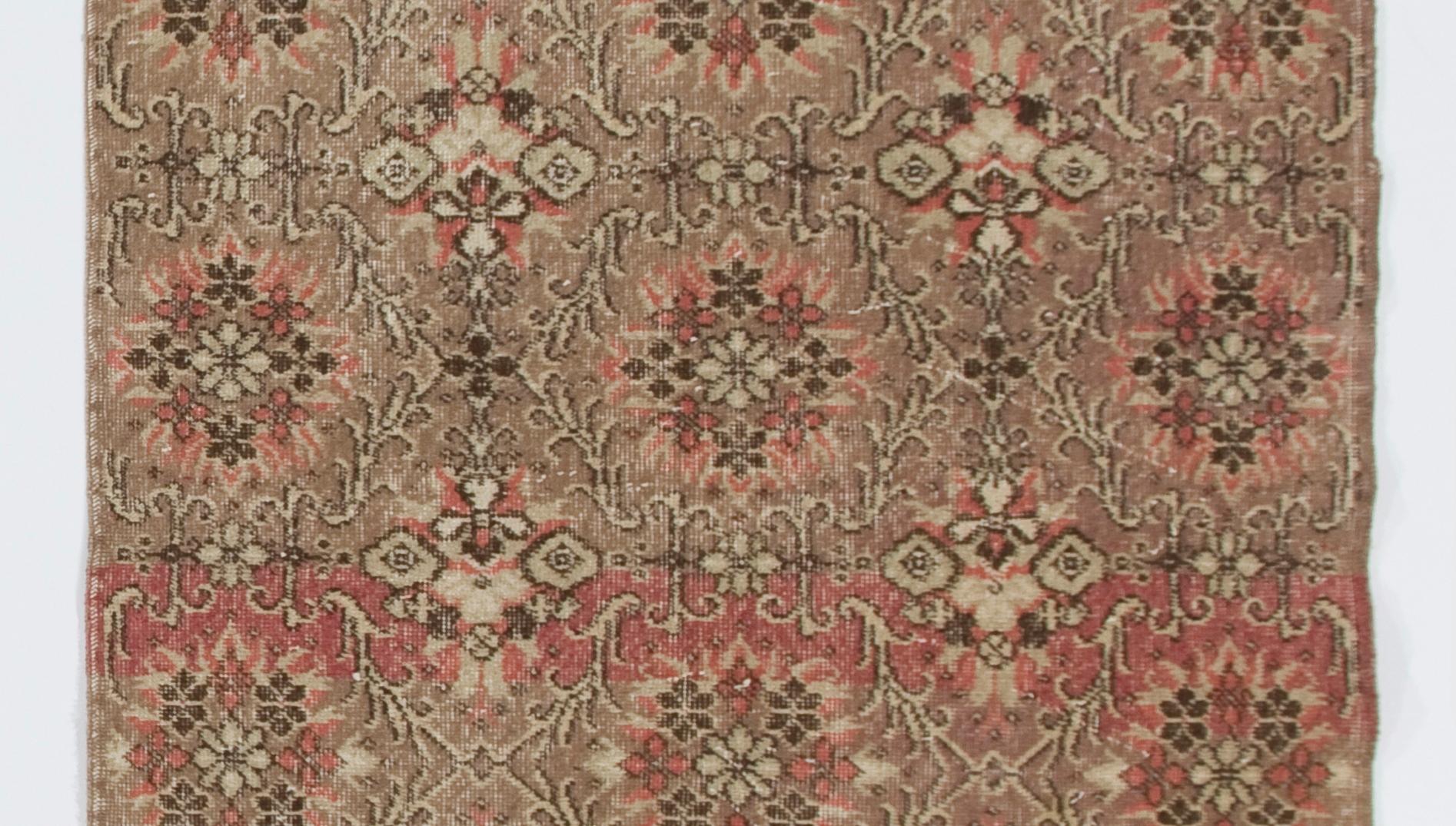 3.8x6,8 Ft Handgefertigter türkischer Vintage-Teppich mit floralem Design in Korallenrosa und Taupe (Türkisch) im Angebot