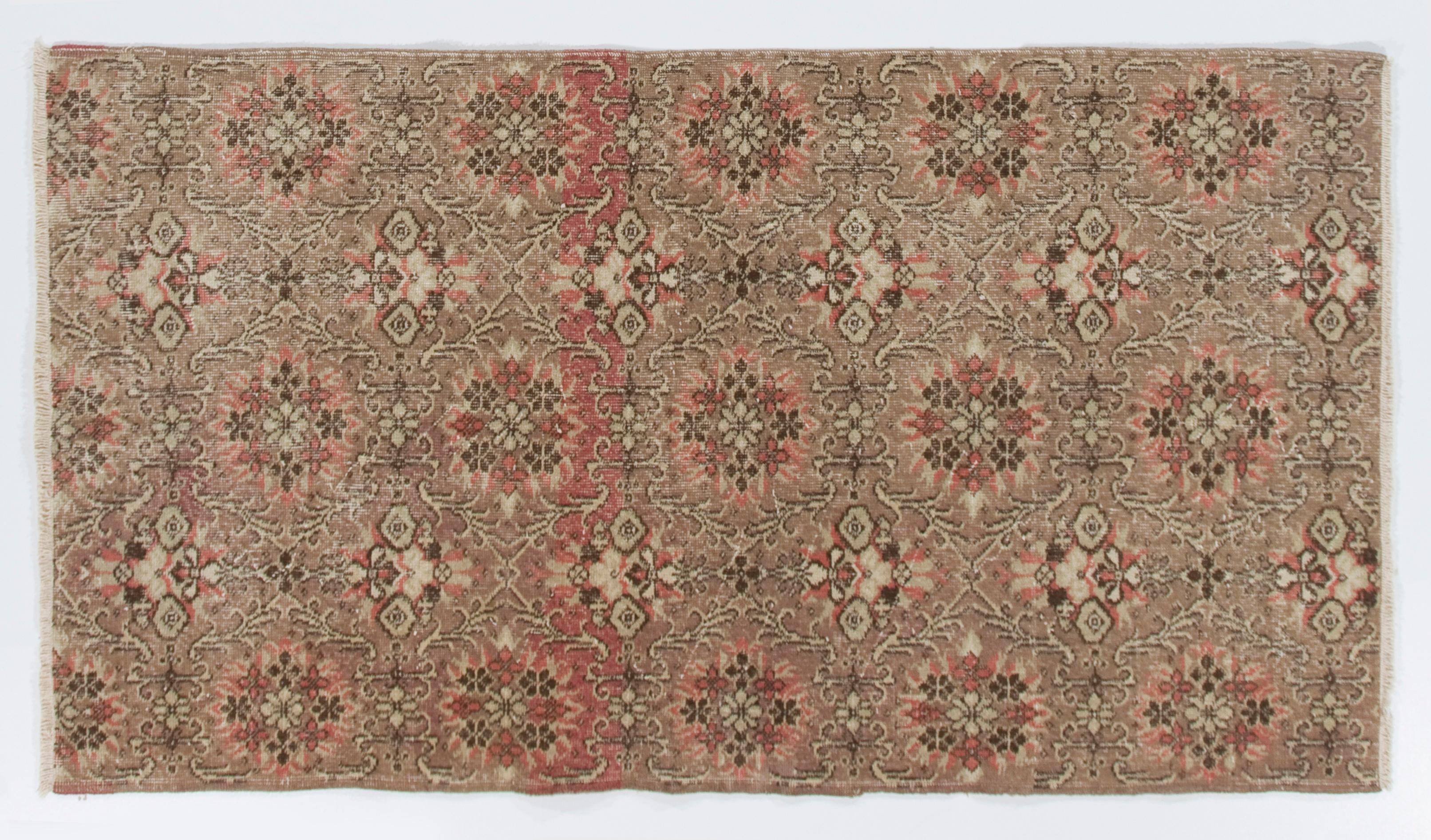 3.8x6,8 Ft Handgefertigter türkischer Vintage-Teppich mit floralem Design in Korallenrosa und Taupe (Handgeknüpft) im Angebot