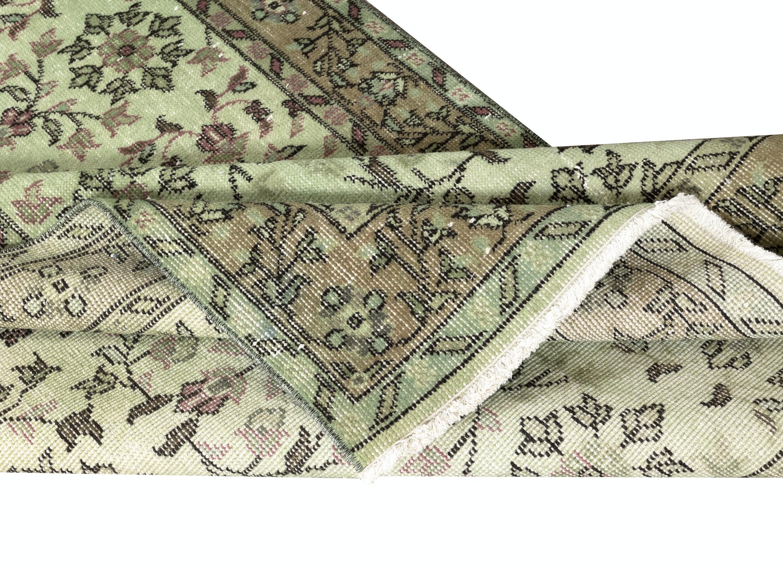 Moderno Tappeto d'accento turco di colore verde, fatto a mano e contemporaneo, con design floreale in vendita