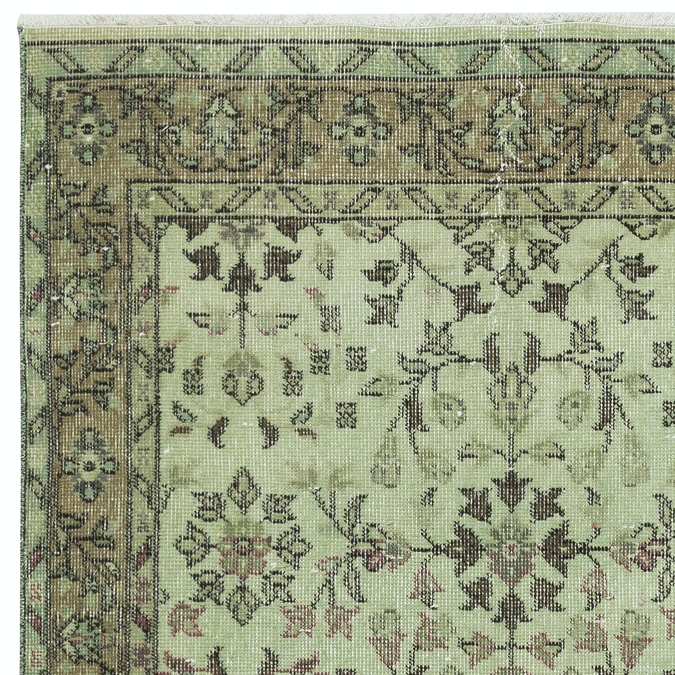 Turco Tappeto d'accento turco di colore verde, fatto a mano e contemporaneo, con design floreale in vendita