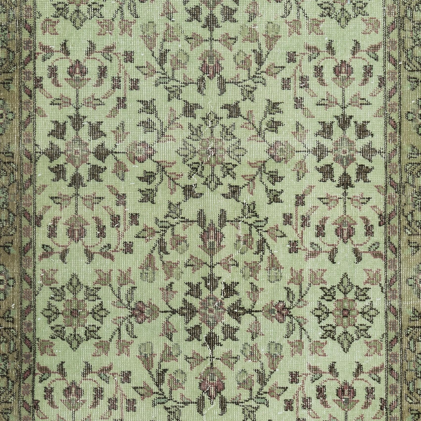 Annodato a mano Tappeto d'accento turco di colore verde, fatto a mano e contemporaneo, con design floreale in vendita