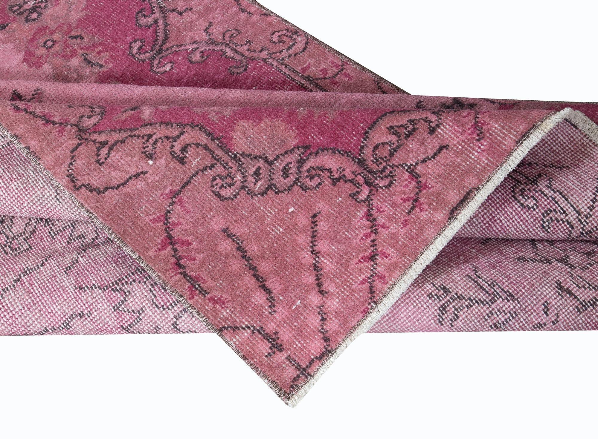 Moderne 3.8x7 Ft Contemporary Handmade Turkish Medallion Design Accent Rug in Pink Tones (Tapis d'accent turc contemporain fait à la main avec des médaillons dans des tons roses) en vente