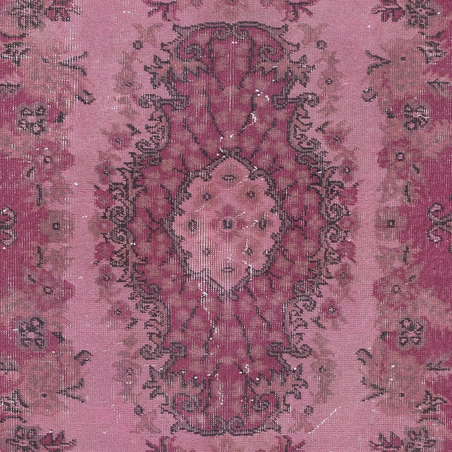Turc 3.8x7 Ft Contemporary Handmade Turkish Medallion Design Accent Rug in Pink Tones (Tapis d'accent turc contemporain fait à la main avec des médaillons dans des tons roses) en vente