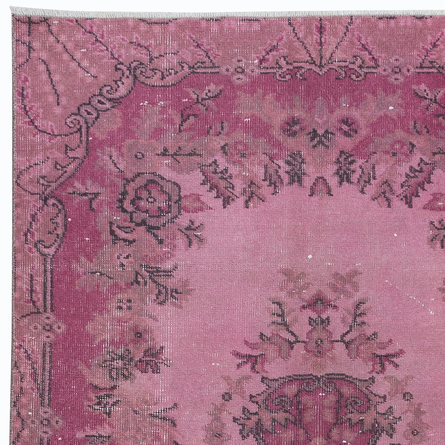 Tissé à la main 3.8x7 Ft Contemporary Handmade Turkish Medallion Design Accent Rug in Pink Tones (Tapis d'accent turc contemporain fait à la main avec des médaillons dans des tons roses) en vente