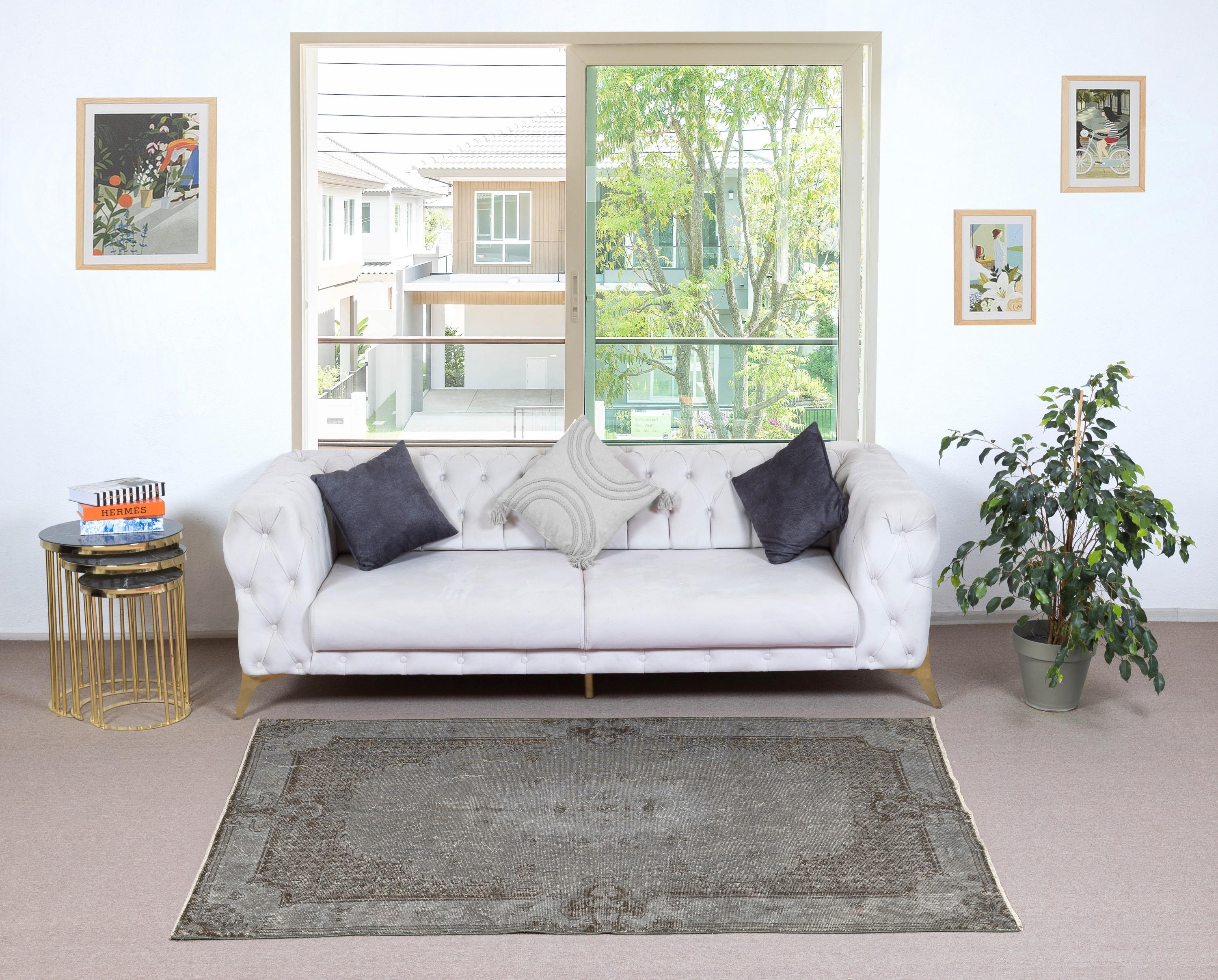 Unsere gefärbten Teppiche sind allesamt handgeknüpfte türkische Vintage-Teppiche, die in unserer Werkstatt sorgfältig restauriert und neu gestaltet wurden, damit sie zu einer breiten Palette von Einrichtungsstilen passen - von modern und