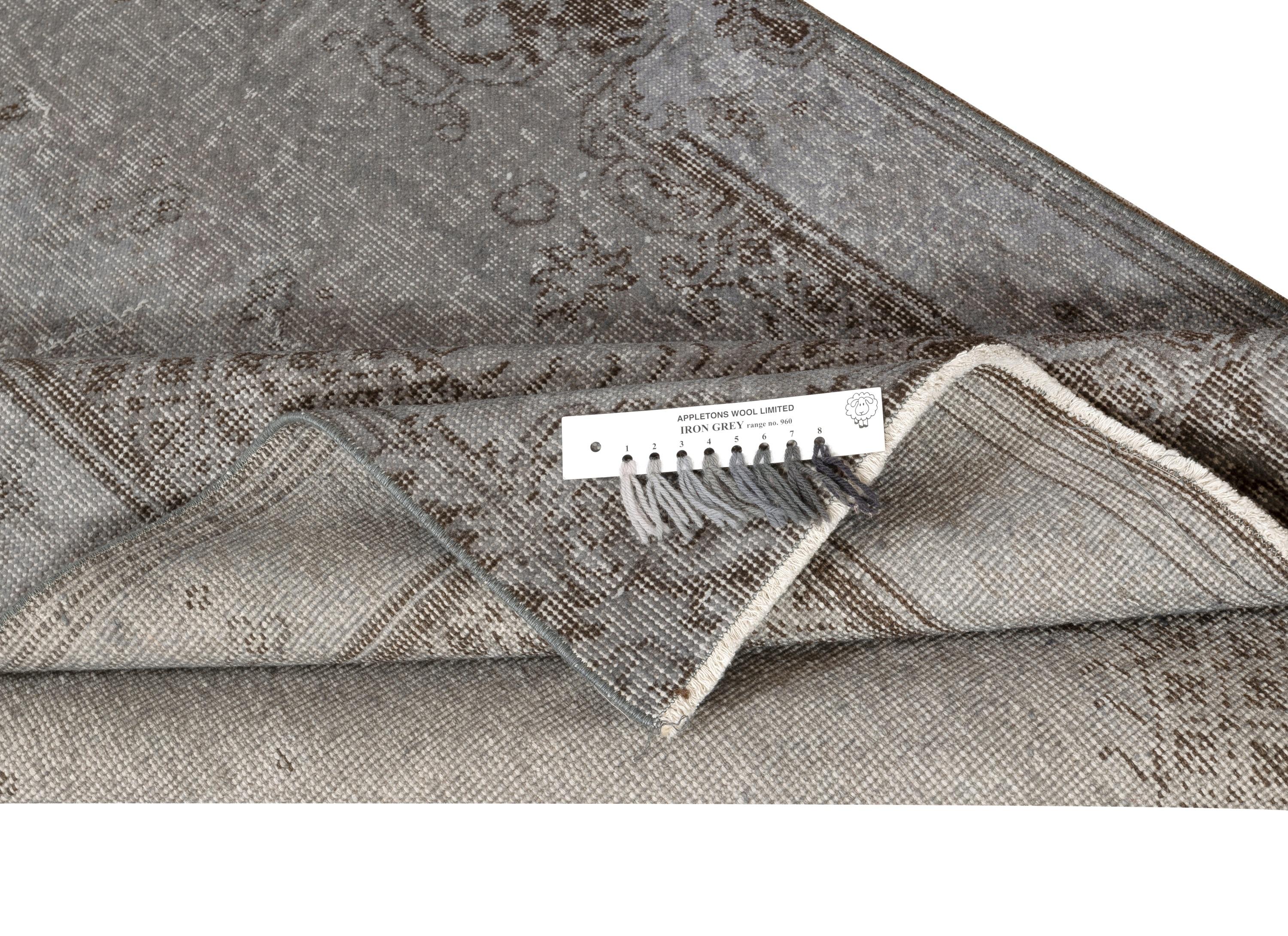 3.8x7 Ft Gray Overdyed Vintage Türkischer Teppich. Handgeknüpfter Teppich für das moderne Zuhause (Moderne) im Angebot