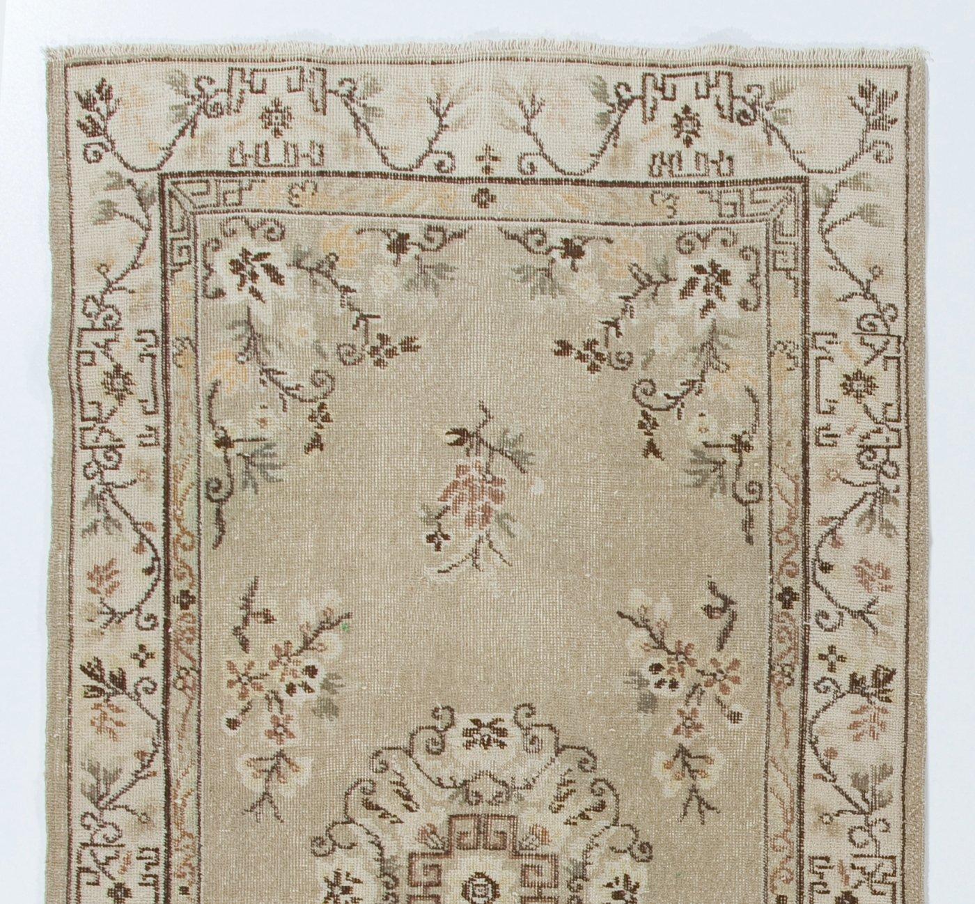 Ein Vintage-Teppich mit chinesischem Art-déco-Muster. Fein handgeknüpft mit gleichmäßigem, mittelhohem Wollflor auf Baumwollgrund. Sehr guter Zustand. Robust und so sauber wie ein nagelneuer Teppich (professionell tiefgewaschen). Maße: 3.8x7 Ft.
 