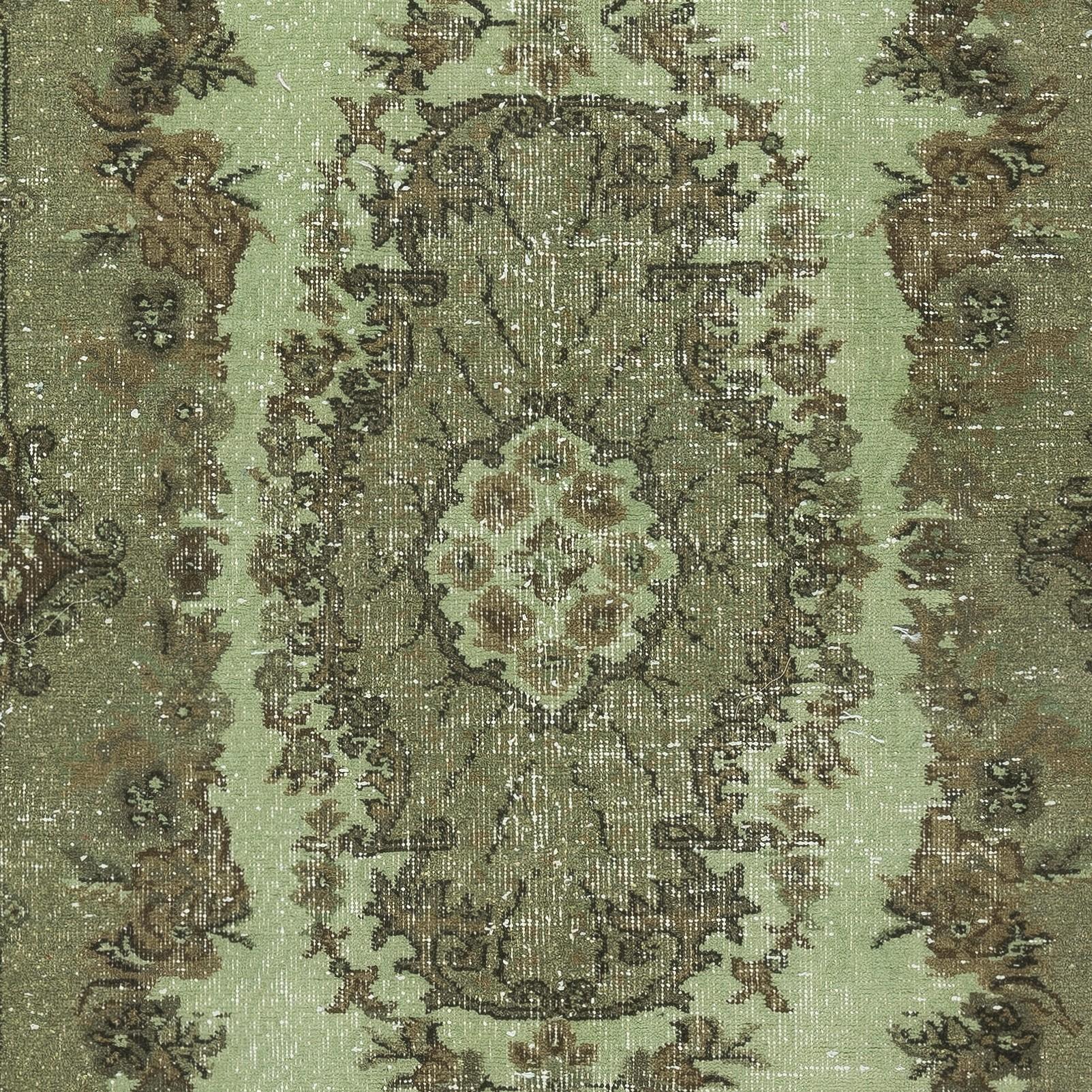 Annodato a mano Tappeto d'accento con disegno a medaglione di colore verde, fatto a mano, proveniente dalla Turchia. in vendita