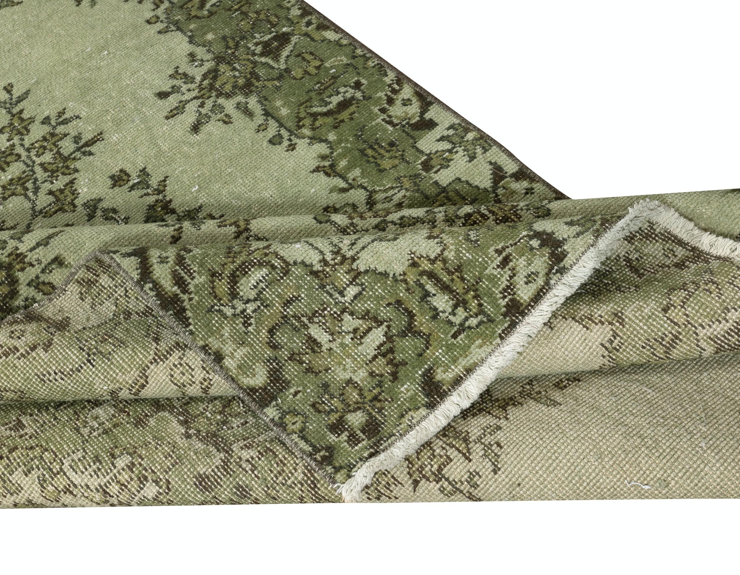 Moderno Tappeto d'accento con disegno a medaglione di colore verde chiaro, realizzato a mano in Turchia in vendita