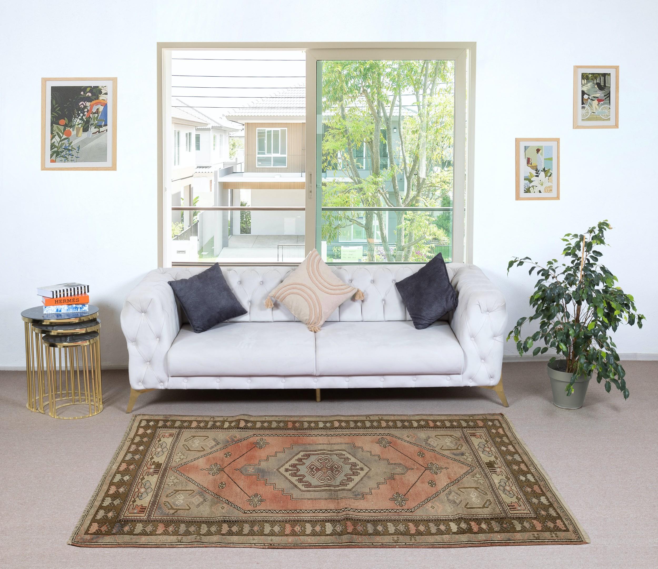 Ajoutez une touche d'élégance intemporelle à votre intérieur avec ce tapis turc traditionnel noué à la main, fabriqué à partir de 100 % de laine de première qualité. Cette pièce exquise capture l'essence de l'artisanat anatolien traditionnel, avec