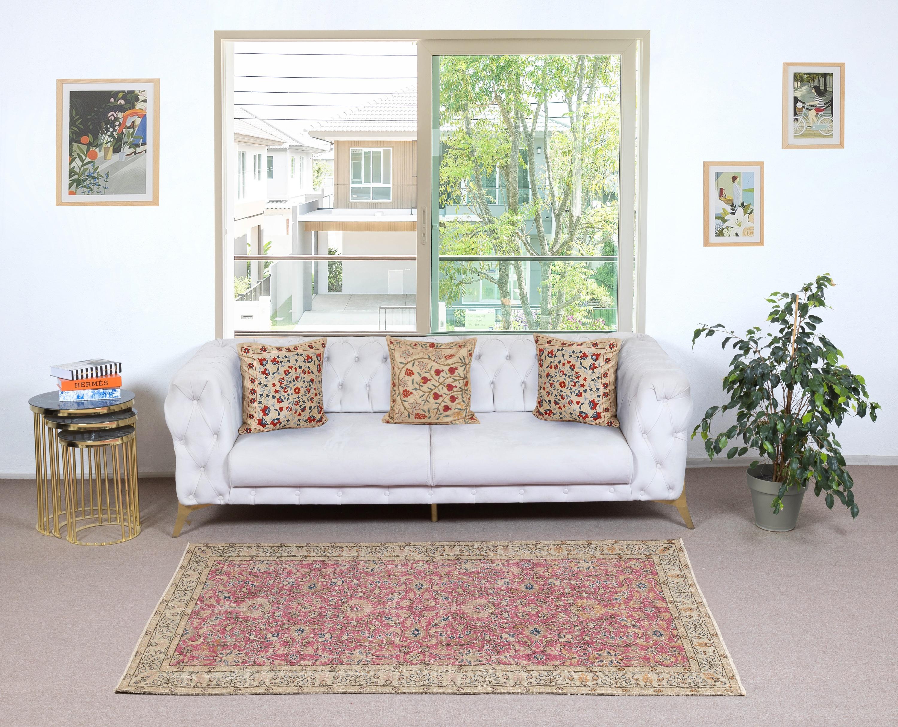 Verleihen Sie Ihrem Zuhause die zeitlose Schönheit dieses traditionellen, handgefertigten türkischen Teppichs im Vintage-Stil. Er ist ein handgeknüpftes Meisterwerk aus einer luxuriösen Mischung aus Wolle und Baumwolle. Dieser Teppich wird von