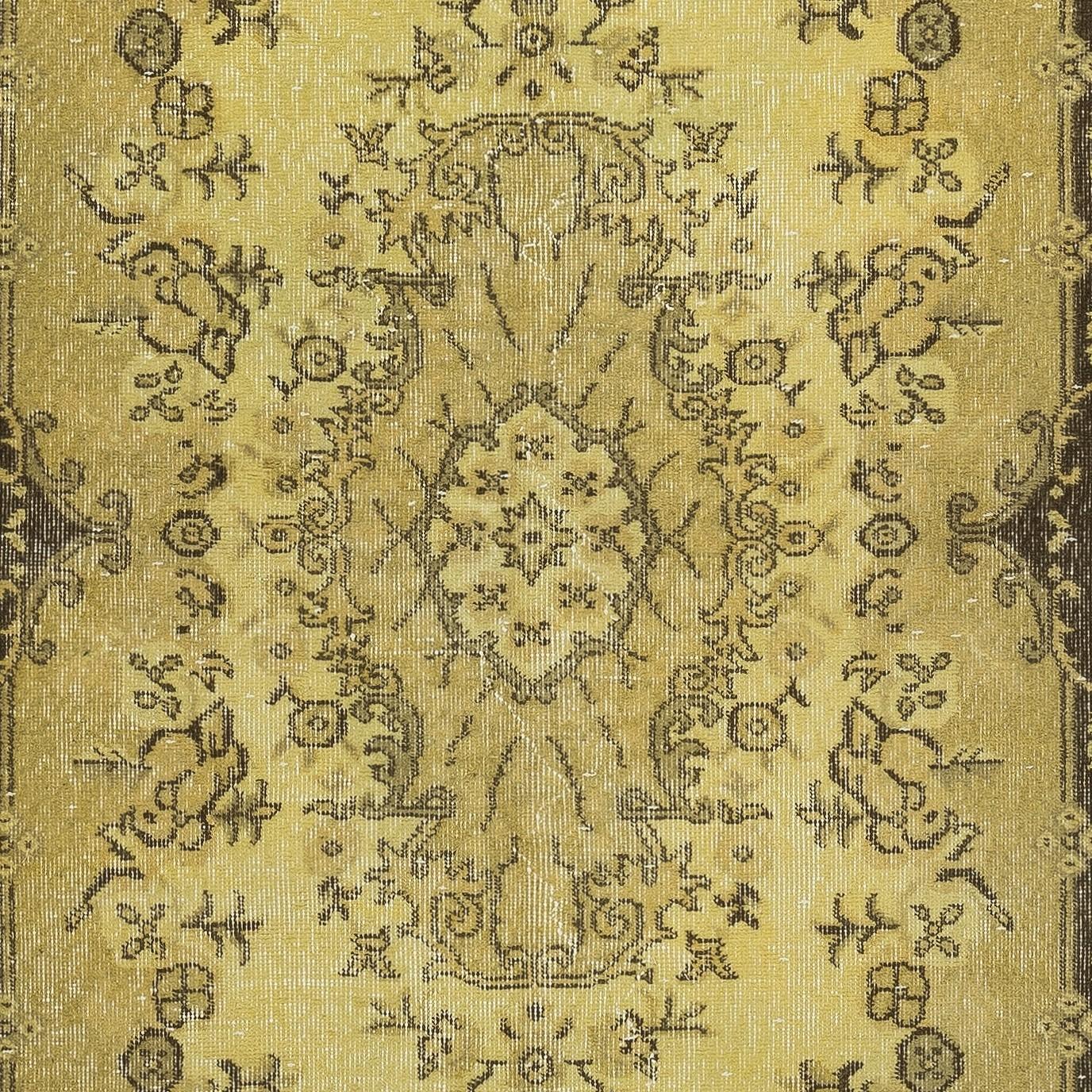 Annodato a mano Tappeto turco vintage 3.8x7 Ft tinto in giallo per interni moderni in vendita