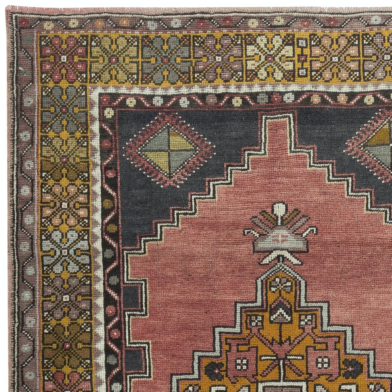 Turco Tappeto turco vintage 3.8x7 Ft per case di campagna e interni tribali, 100% lana in vendita