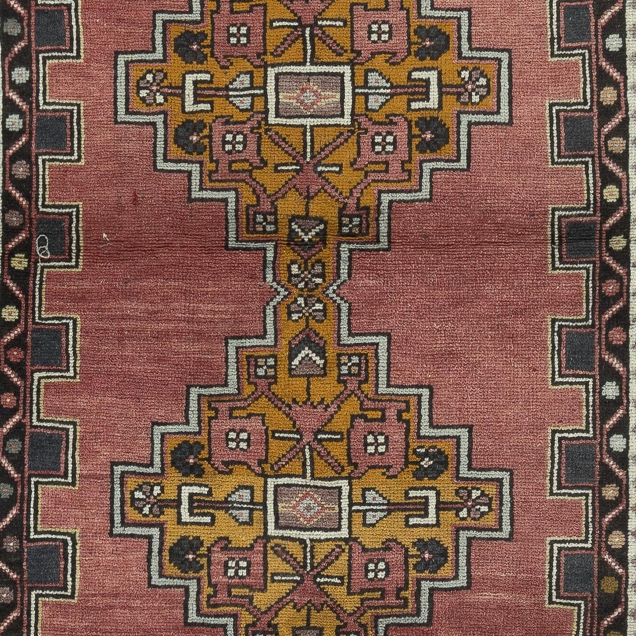Annodato a mano Tappeto turco vintage 3.8x7 Ft per case di campagna e interni tribali, 100% lana in vendita