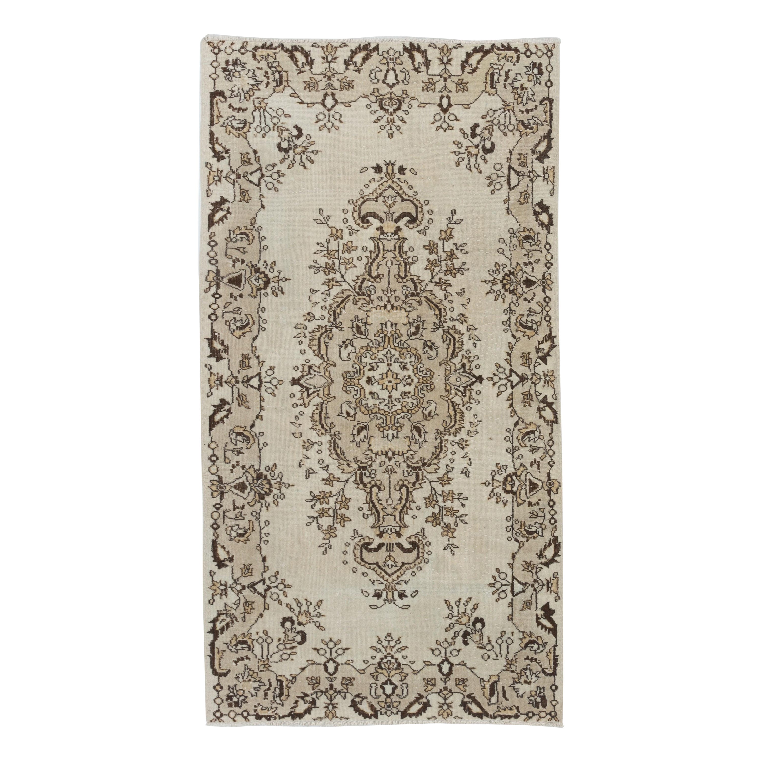 Tapis turc des années 1965 de 3,8 x 7,2 pieds avec motif de médaillon, tapis noué à la main en beige