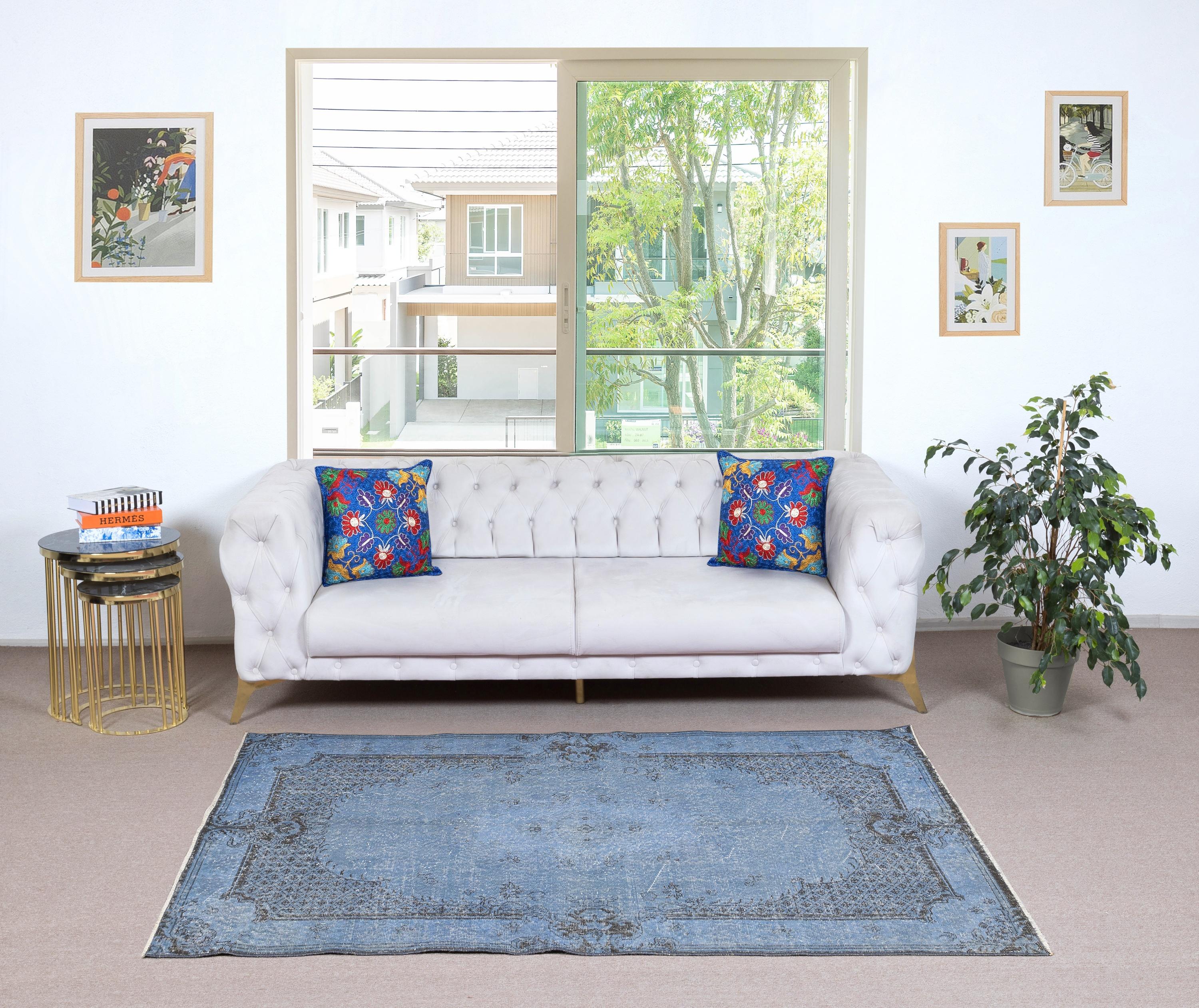 I nostri tappeti sovratinti sono tutti tappeti turchi vintage annodati a mano, accuratamente restaurati e reimmaginati nel nostro laboratorio per adattarsi a un'ampia gamma di stili di arredamento, da quello moderno e minimalista a quello costiero,