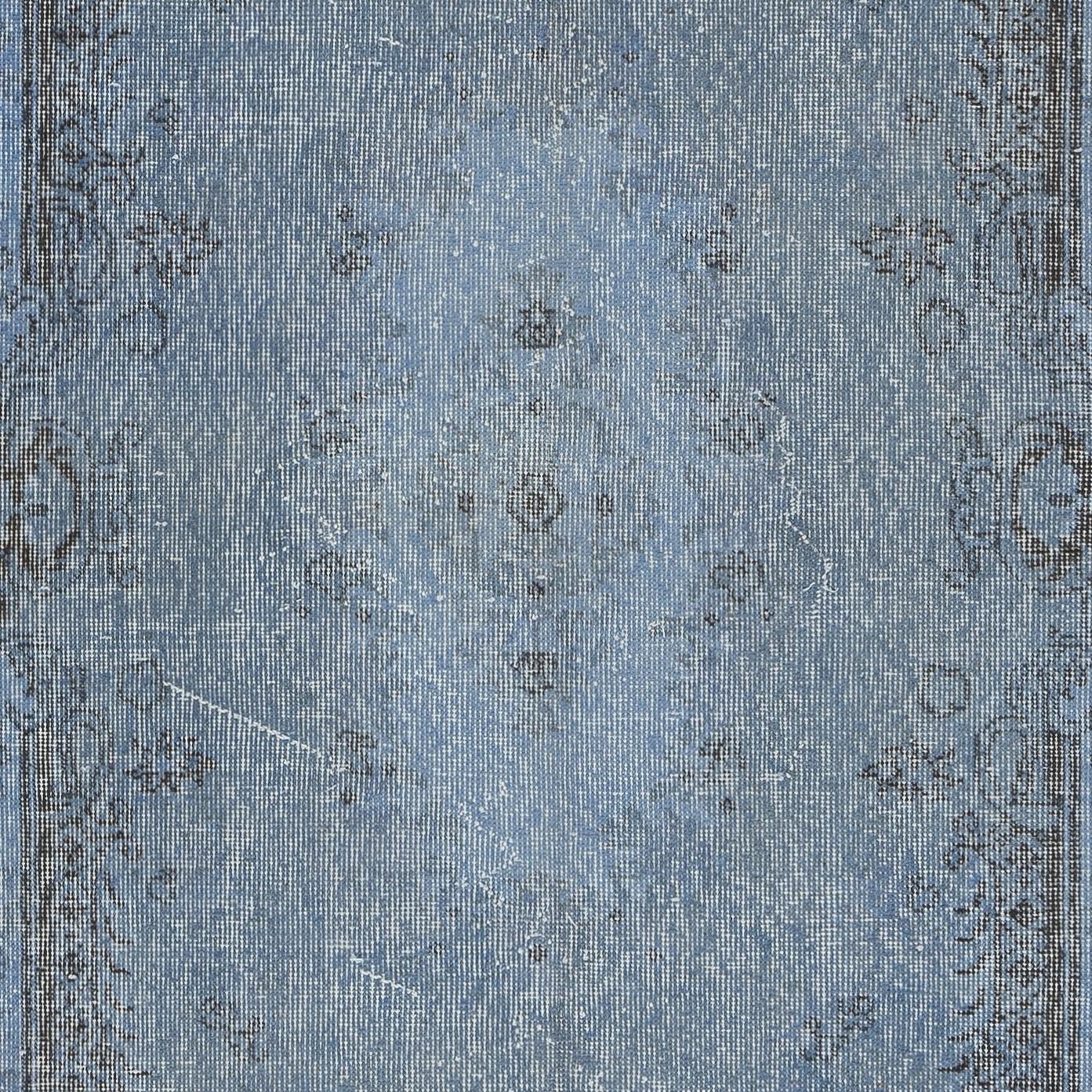 Turco Tappeto turco vintage fatto a mano da 3,8x7,3 piedi tinto di blu per interni moderni in vendita