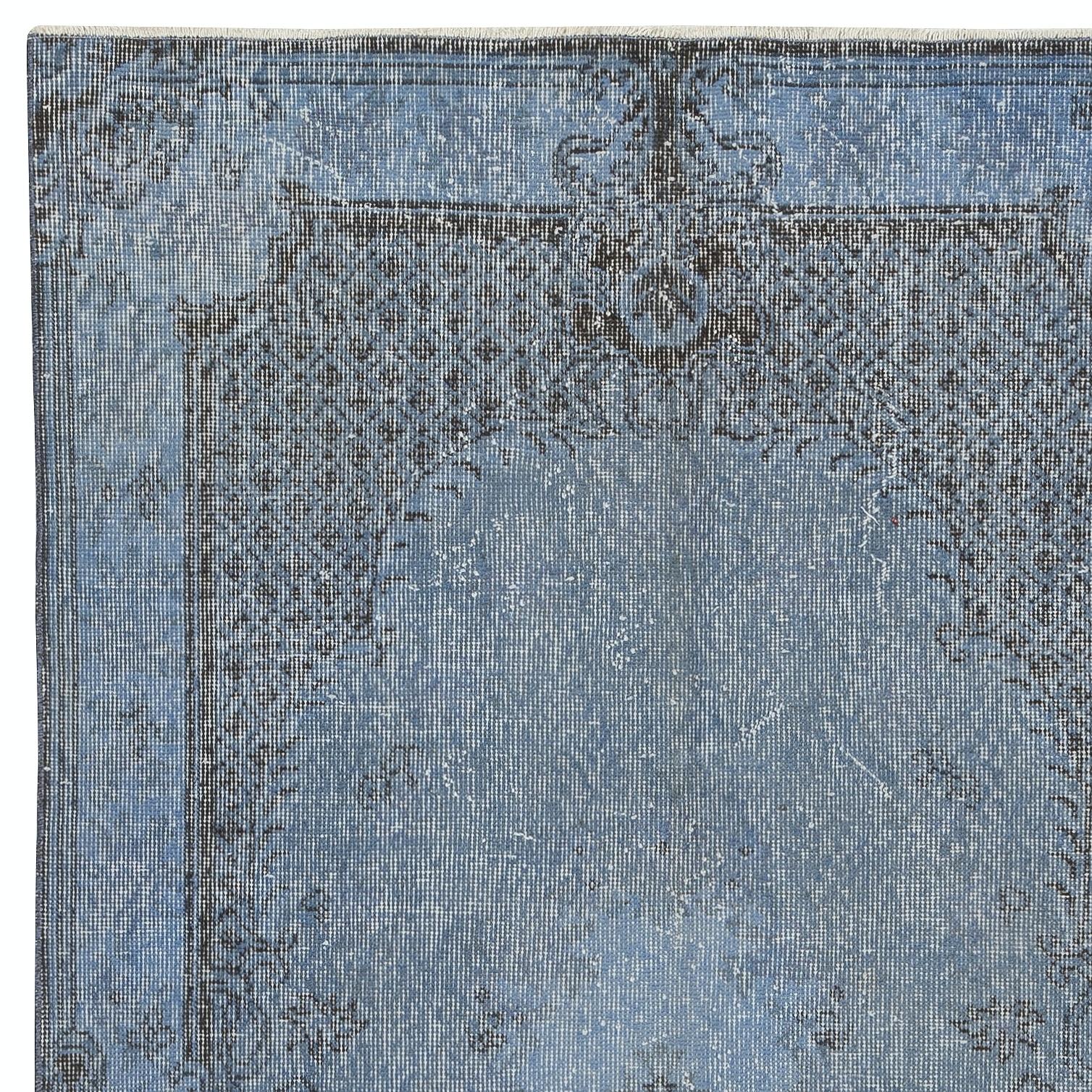 Annodato a mano Tappeto turco vintage fatto a mano da 3,8x7,3 piedi tinto di blu per interni moderni in vendita