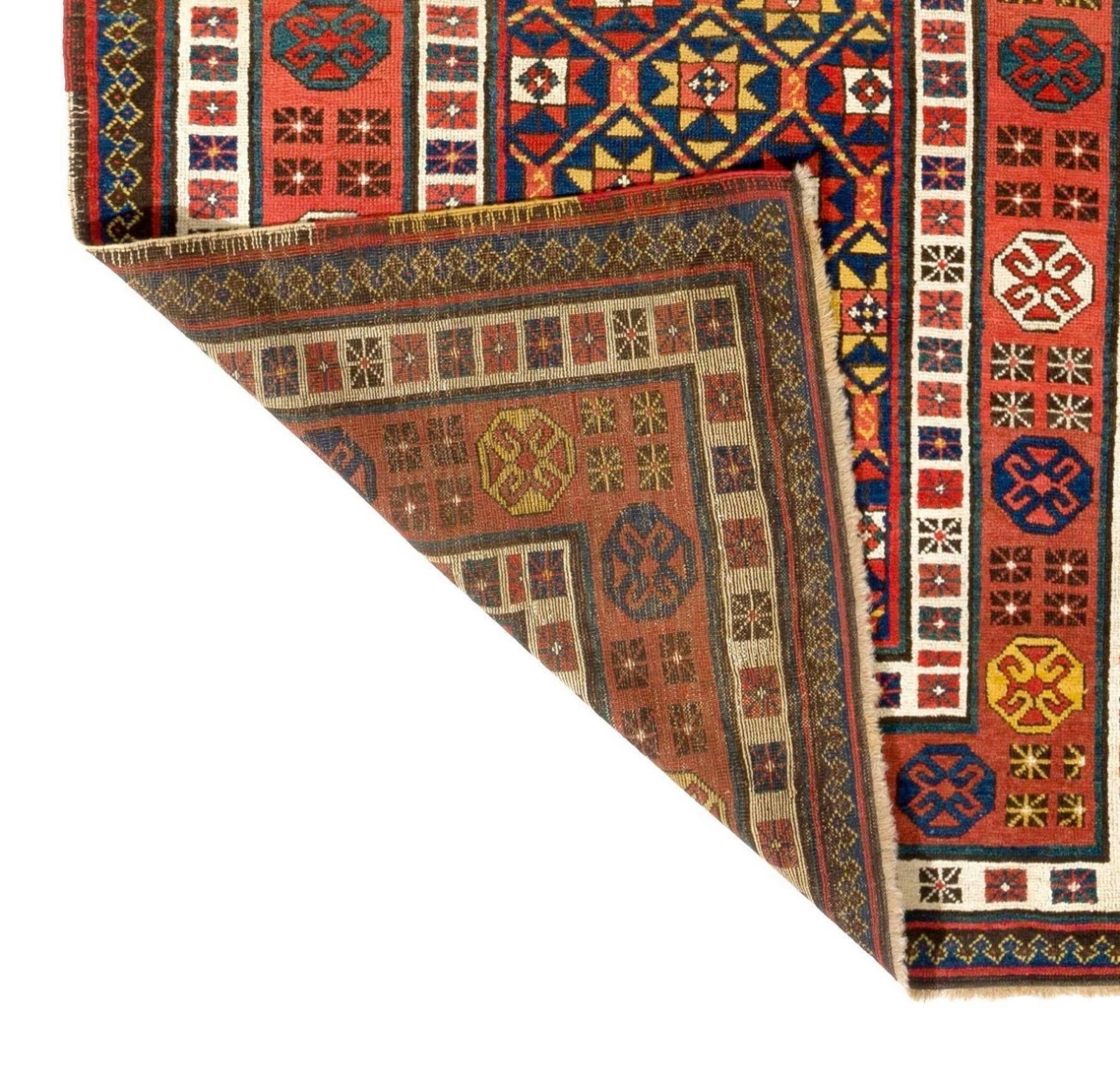Ancien tapis long caucasien Talish du 19e siècle.
100% laine. Même une pile moyenne. Tous les colorants végétaux. Très bon état.
Taille : 3.8 x 8 Ft.