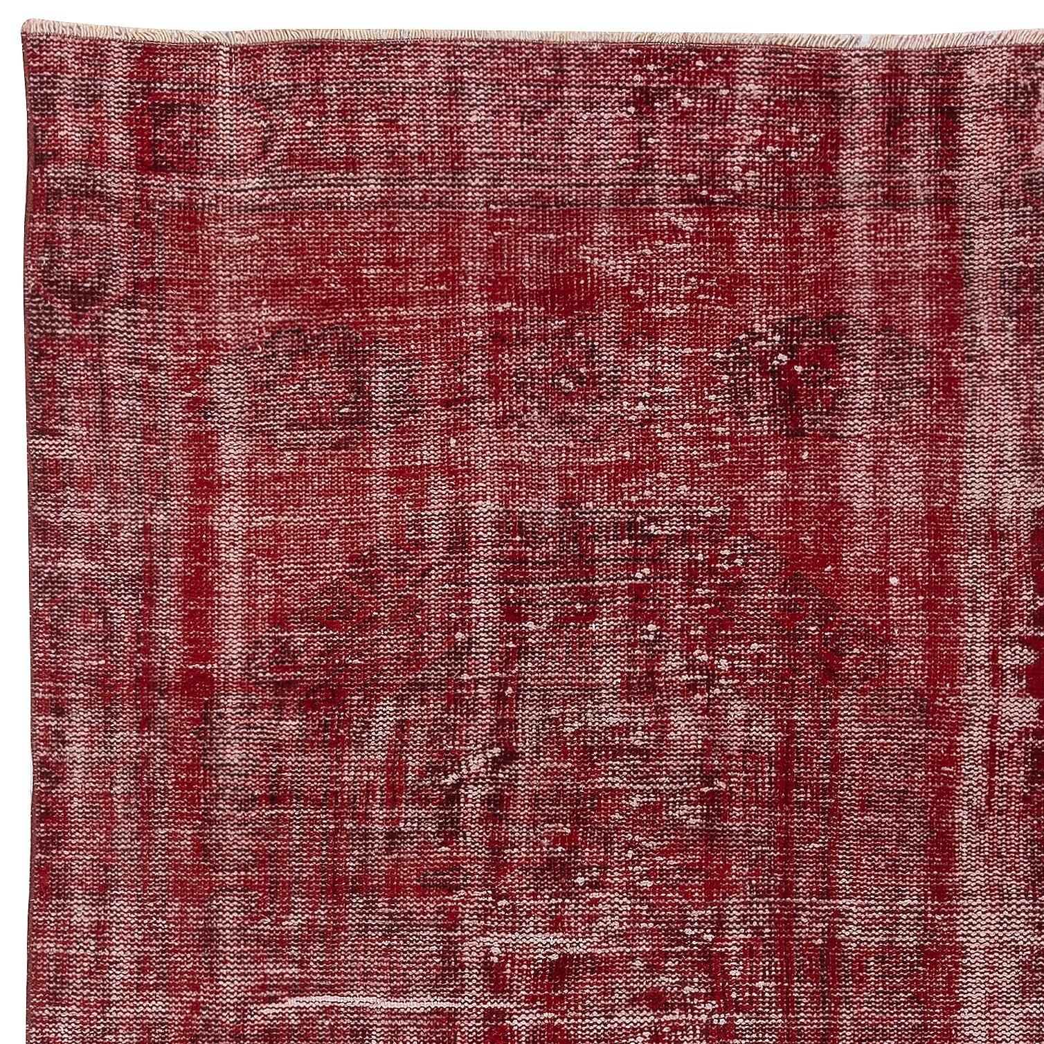 Noué à la main 3.8x8 Ft Distressed Vintage Red Overdyed Handmade Turkish Wool Area Rug (Tapis de laine turque) en vente
