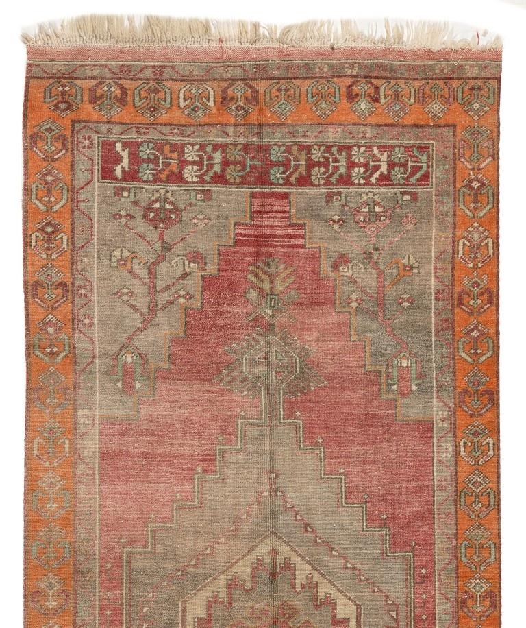 Tapis turc vintage des années 1960, finement noué à la main, présentant un motif géométrique en médaillon. Le tapis est fait de poils de laine moyens sur une base de laine. Il est lourd et repose à plat sur le sol, en très bon état et sans problème.