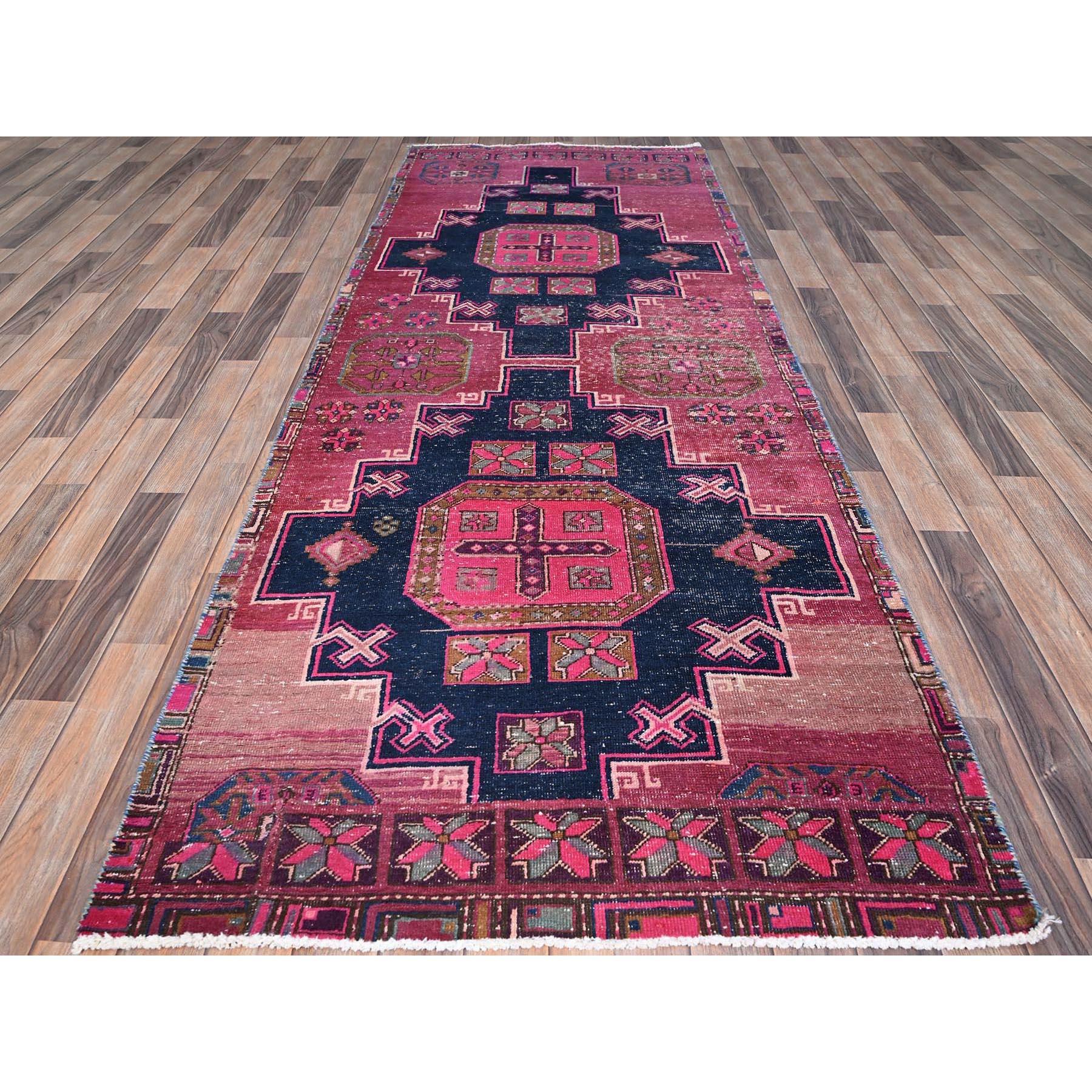 Il s'agit d'un véritable tapis d'Orient persan vintage Hamadan, 100% laine, noué à la main, unique en son genre. Il a été noué pendant des mois et des mois selon des techniques de tissage séculaires par des artisans experts.
Matières premières :