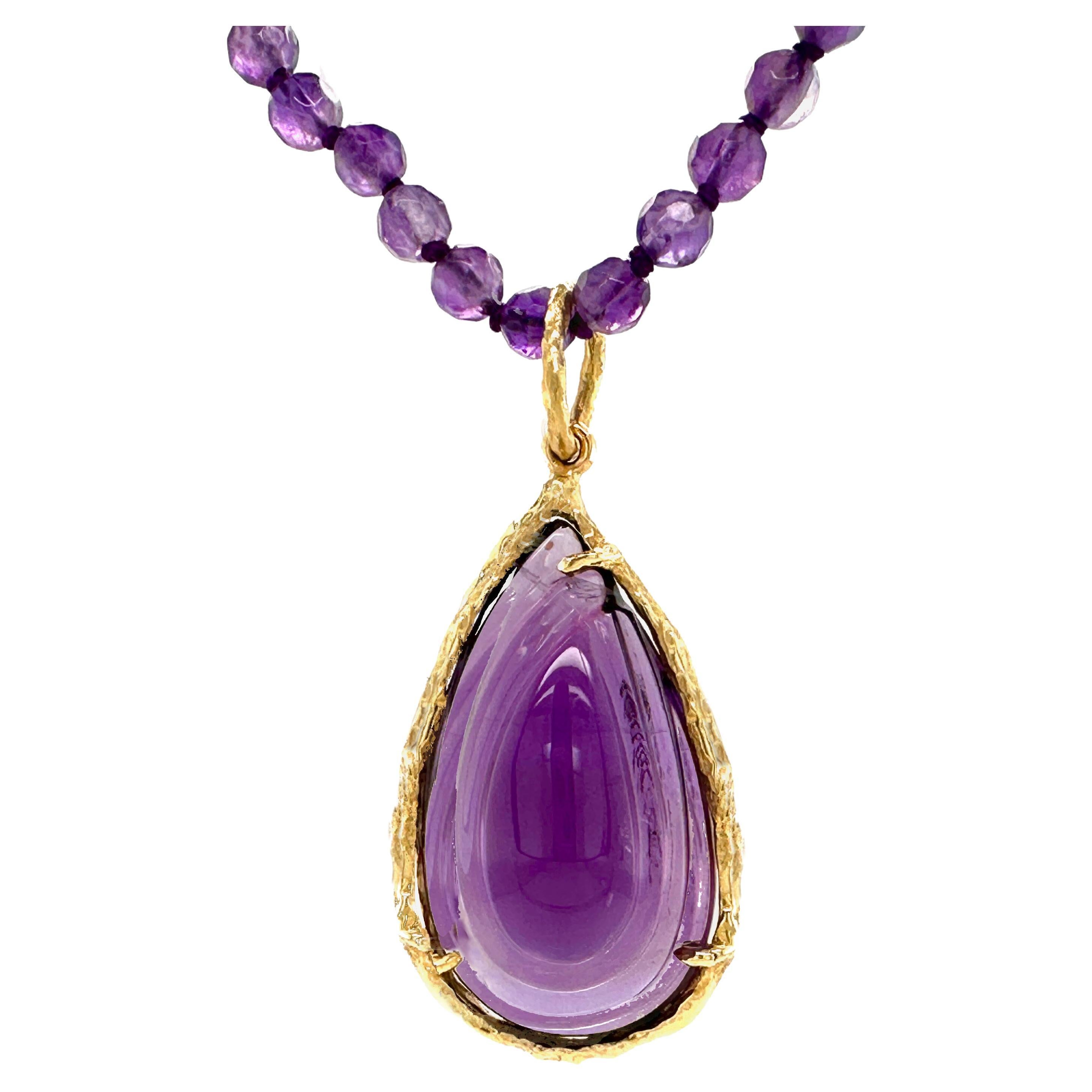 39 Karat geschnitzter Amethyst-Anhänger aus 18 Karat Gold auf umwandelbarer Amethyst-Perlenkette