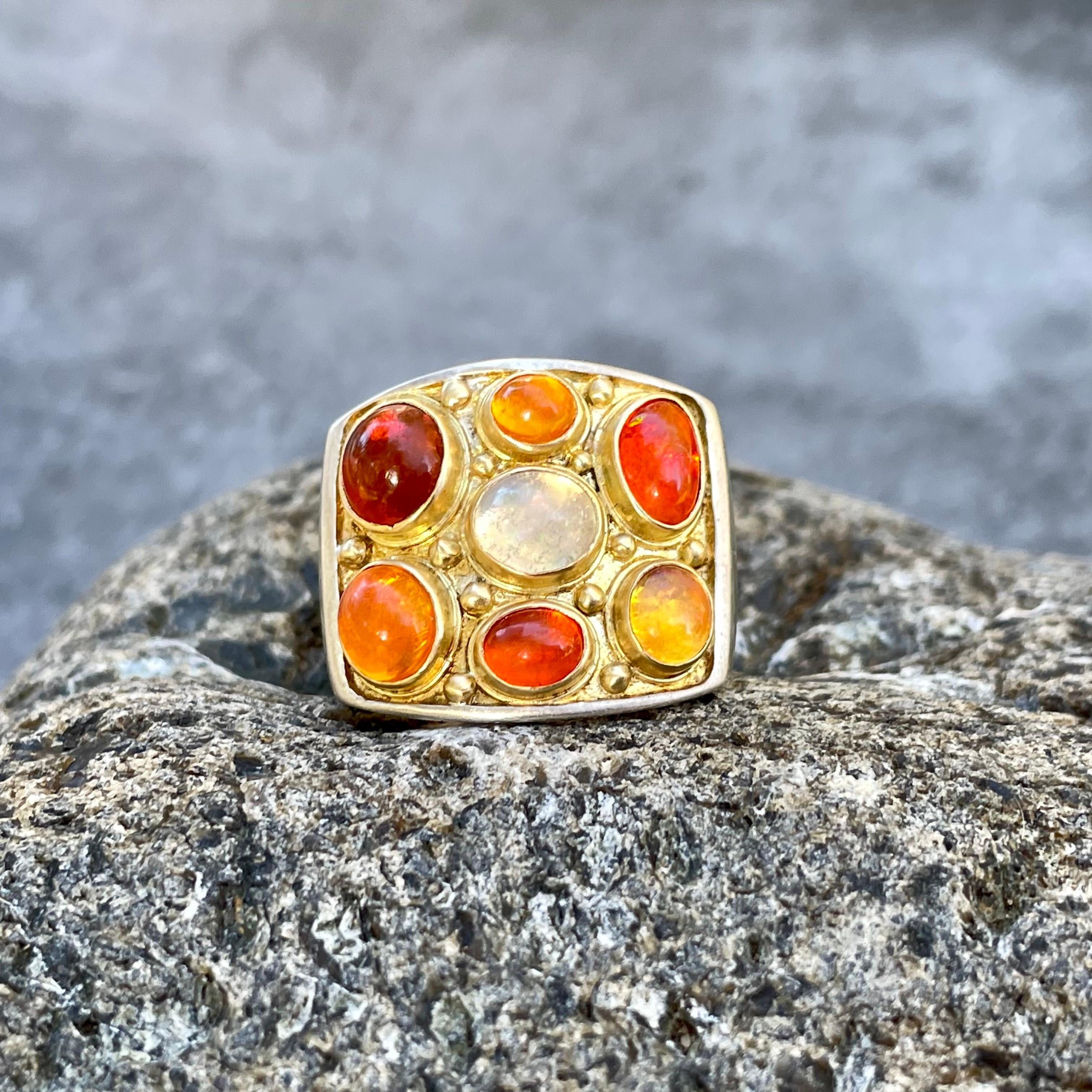 Fünf mehrfarbige mexikanische Feueropal-Cabochons sind in diesem Design von Steven Battelle um einen schimmernden Regenbogen-Mondstein-Cabochon herum gefasst, der von 18-karätigen Lünetten, Drahtarbeiten und 