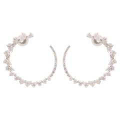 Paire de boucles d'oreilles en forme de croissant de lune avec diamant de 3,9 carats, en or blanc 18 carats.