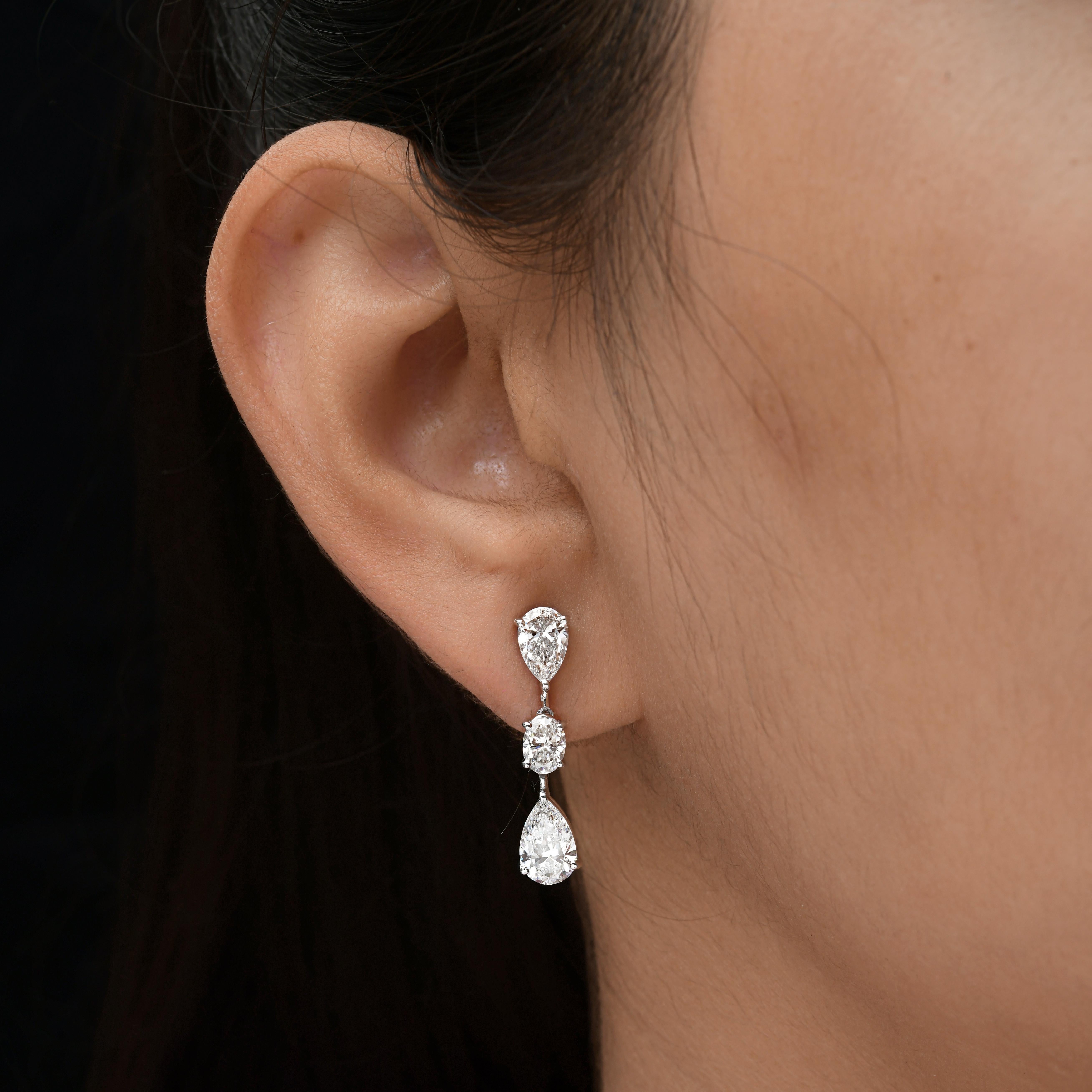 3,9 carati SI/H Diamante a tre pietre in oro bianco 14k Orecchini a goccia Regalo da damigella d'onore
Gli orecchini presentano un trio verticale di diamanti: ogni orecchino inizia con un perno di diamanti a forma di pera, seguito da un diamante a