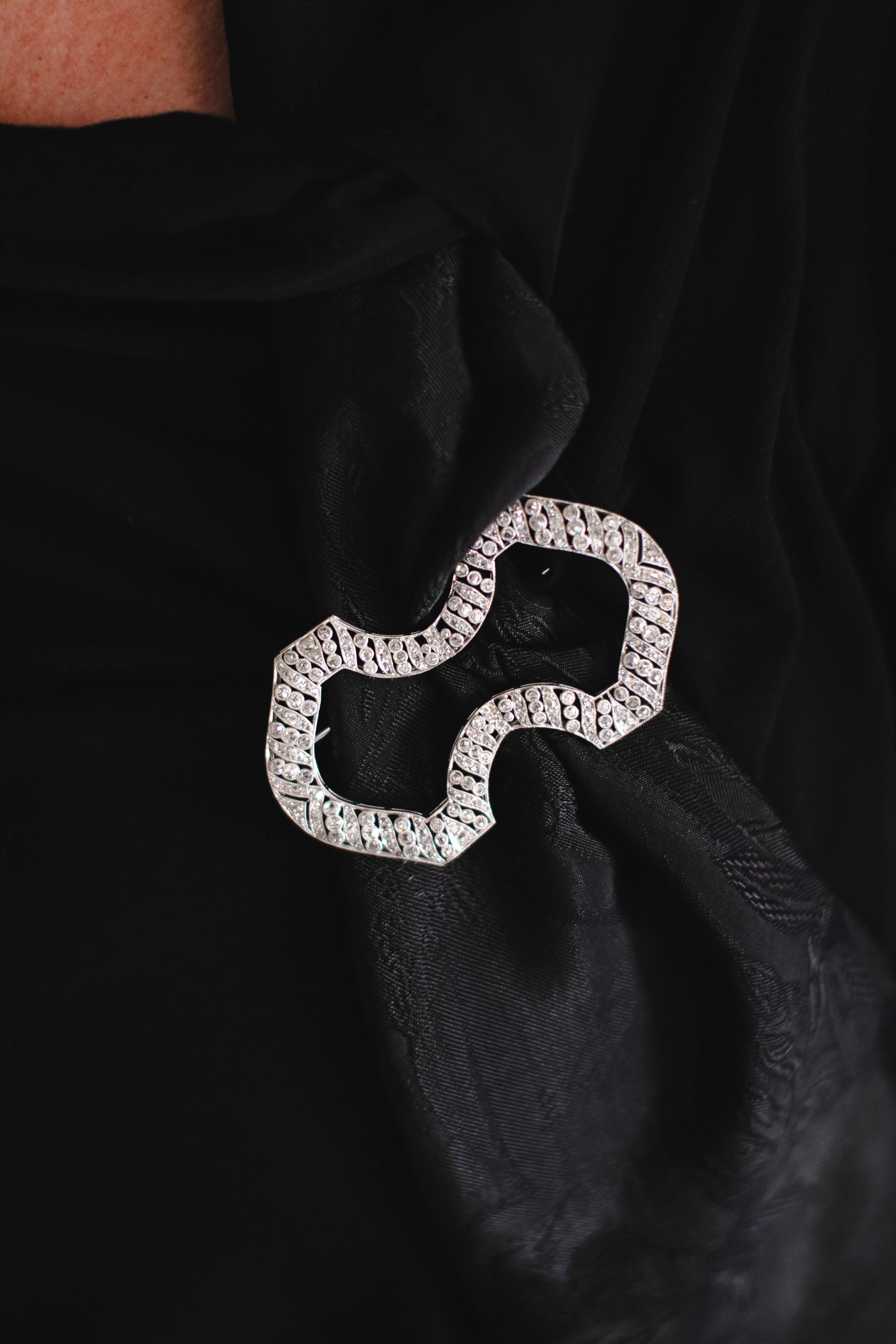 Broche geométrico de oro de 18 quilates con diamantes de 3,9 quilates Caja original, 1920 en venta 7