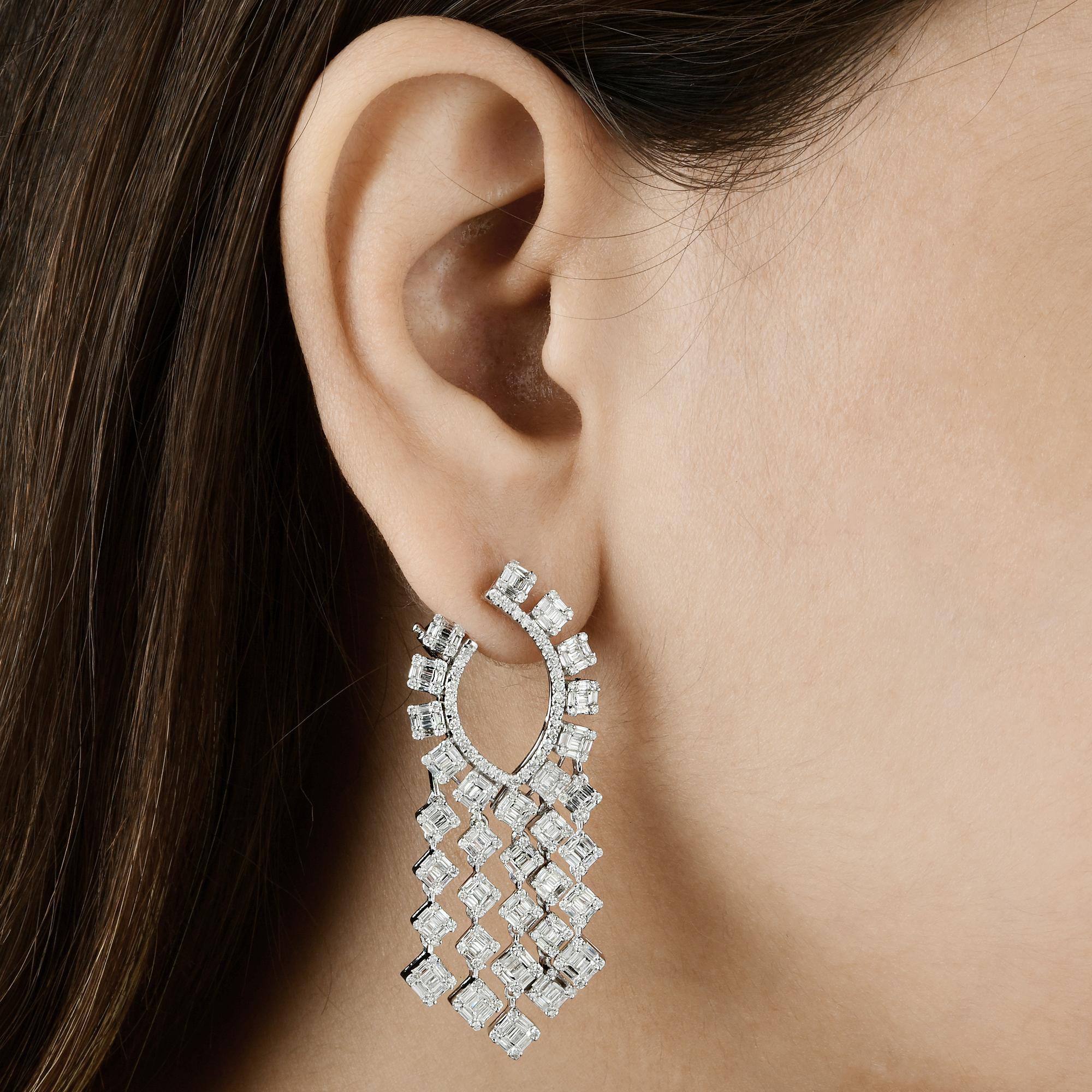 Taille baguette Boucles d'oreilles chandelier en or blanc 14 carats avec diamants baguettes de 3,9 carats en vente