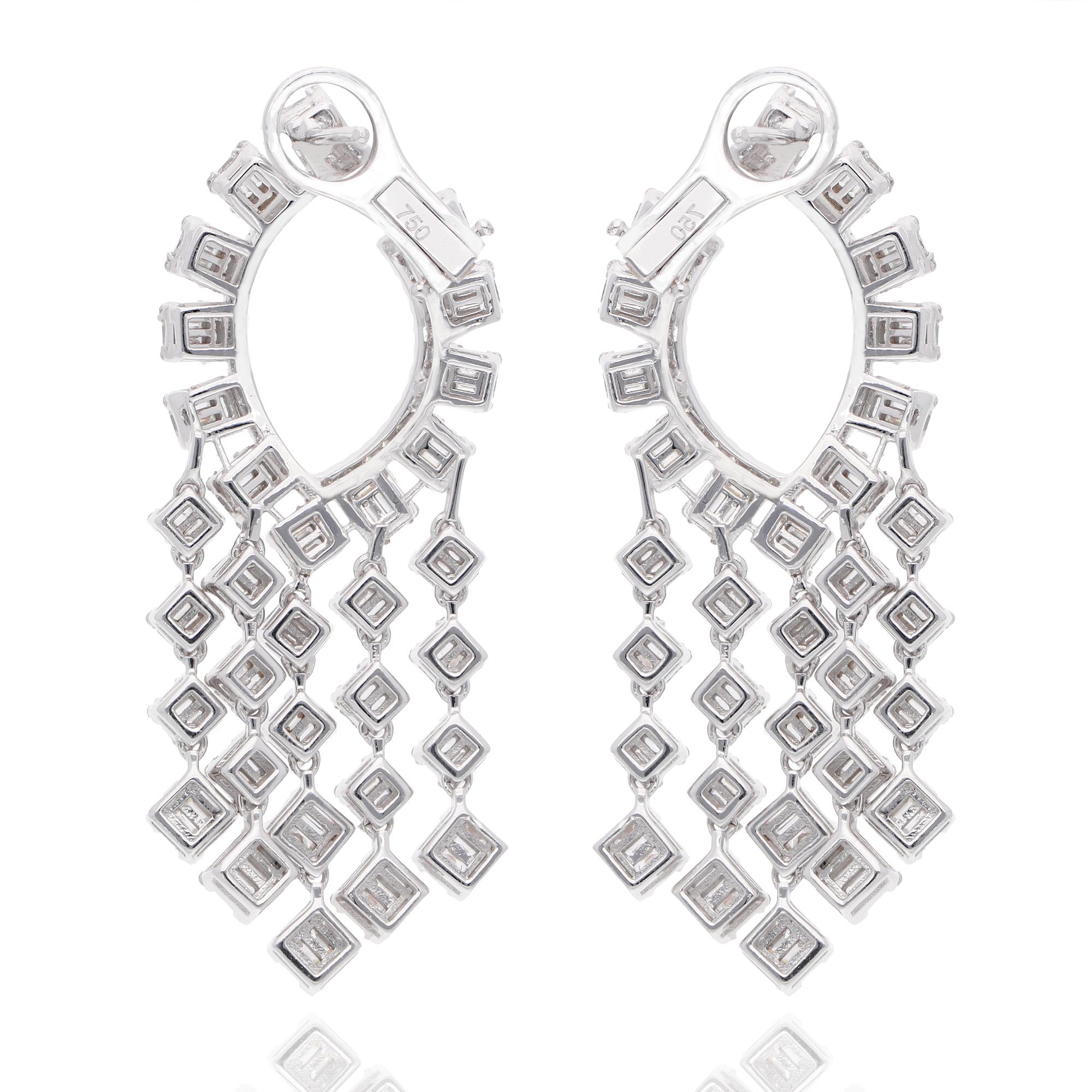 Boucles d'oreilles chandelier en or blanc 14 carats avec diamants baguettes de 3,9 carats Neuf - En vente à Diera, Dubai