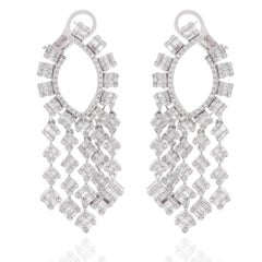 Boucles d
oreilles chandelier en or blanc 18 carats avec diamants baguettes de 3,9 carats
