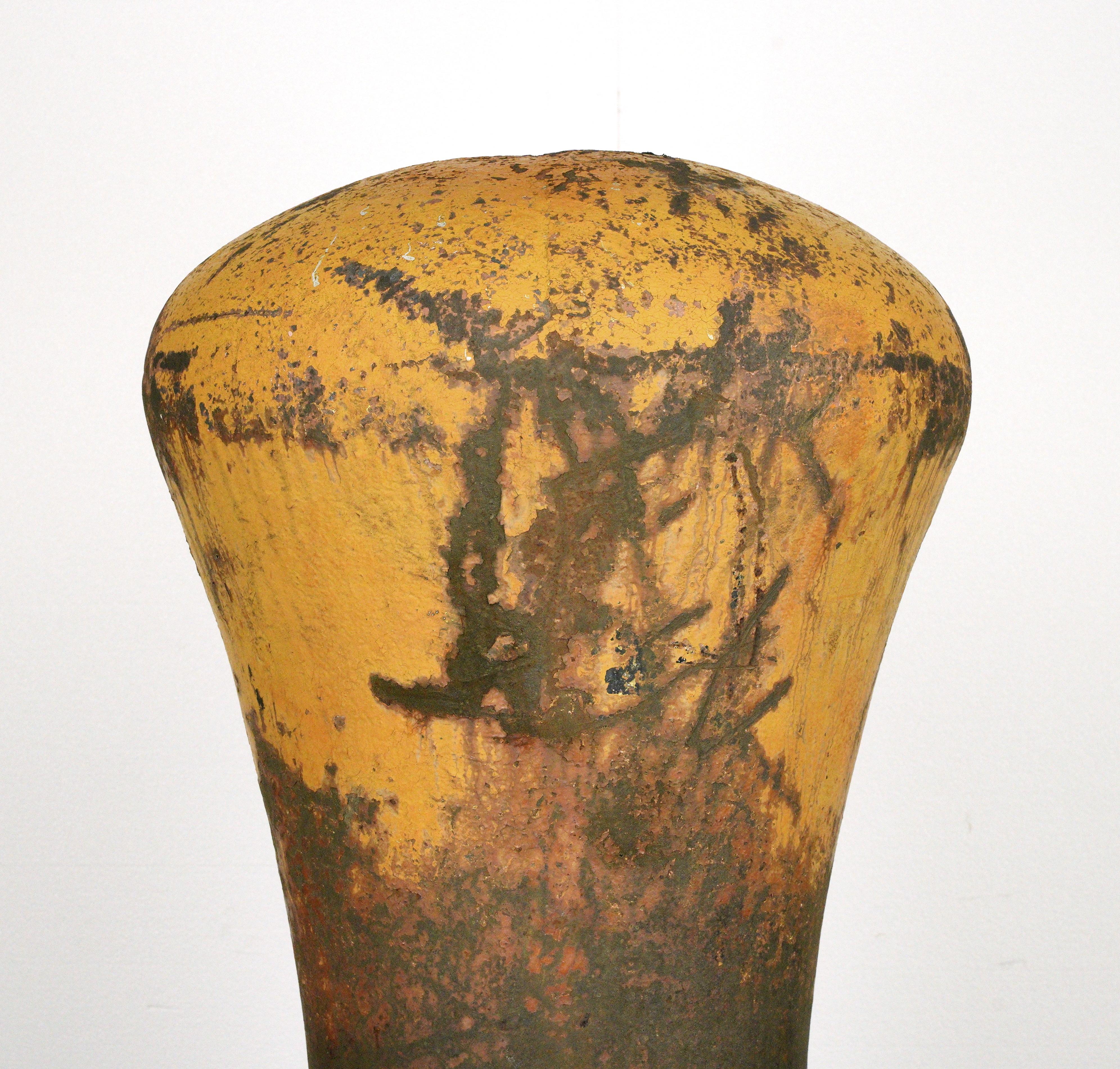 Dissuasore in ghisa dell'inizio del XX secolo. Patina originale. In buone condizioni. Circa 3800 libbre. Si prega di notare che questo articolo si trova nella nostra sede di Scranton, PA.